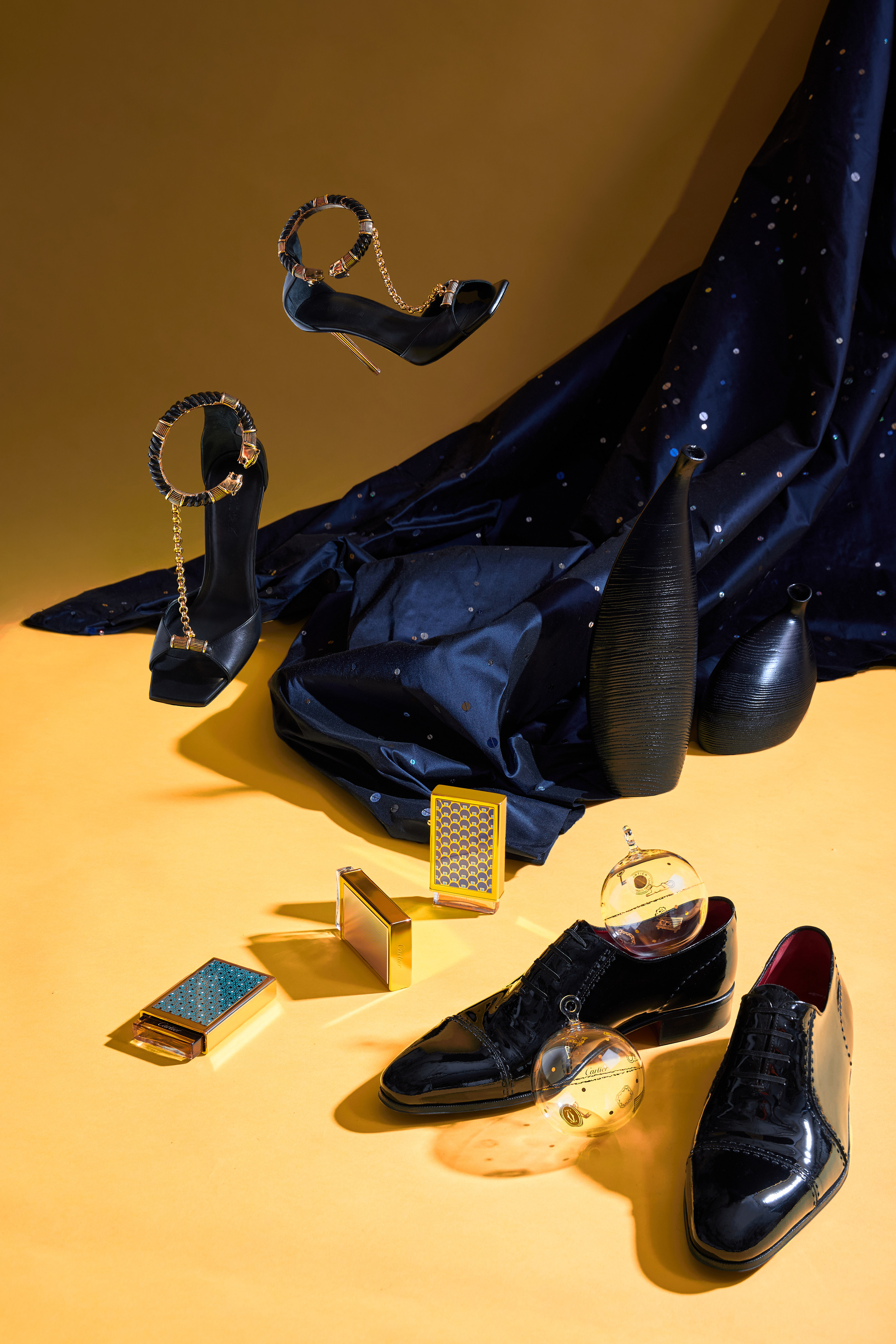 мужские и женские туфли, духи, темные шторы