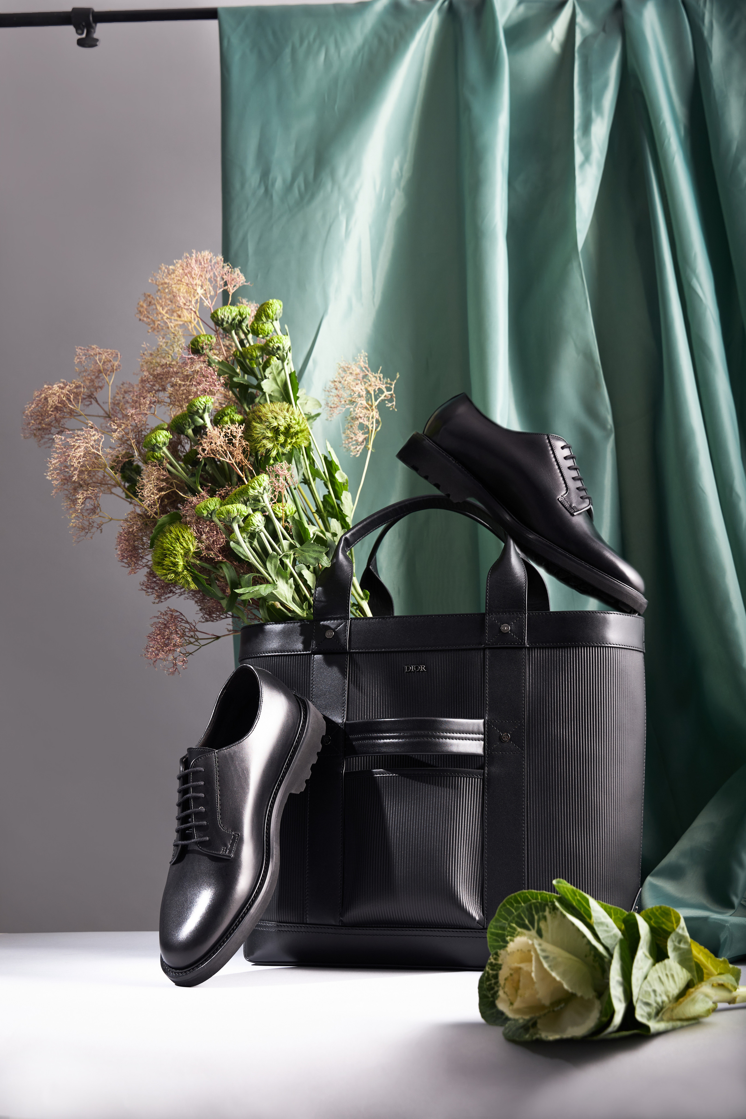 сумка Dior, туфли и цветы