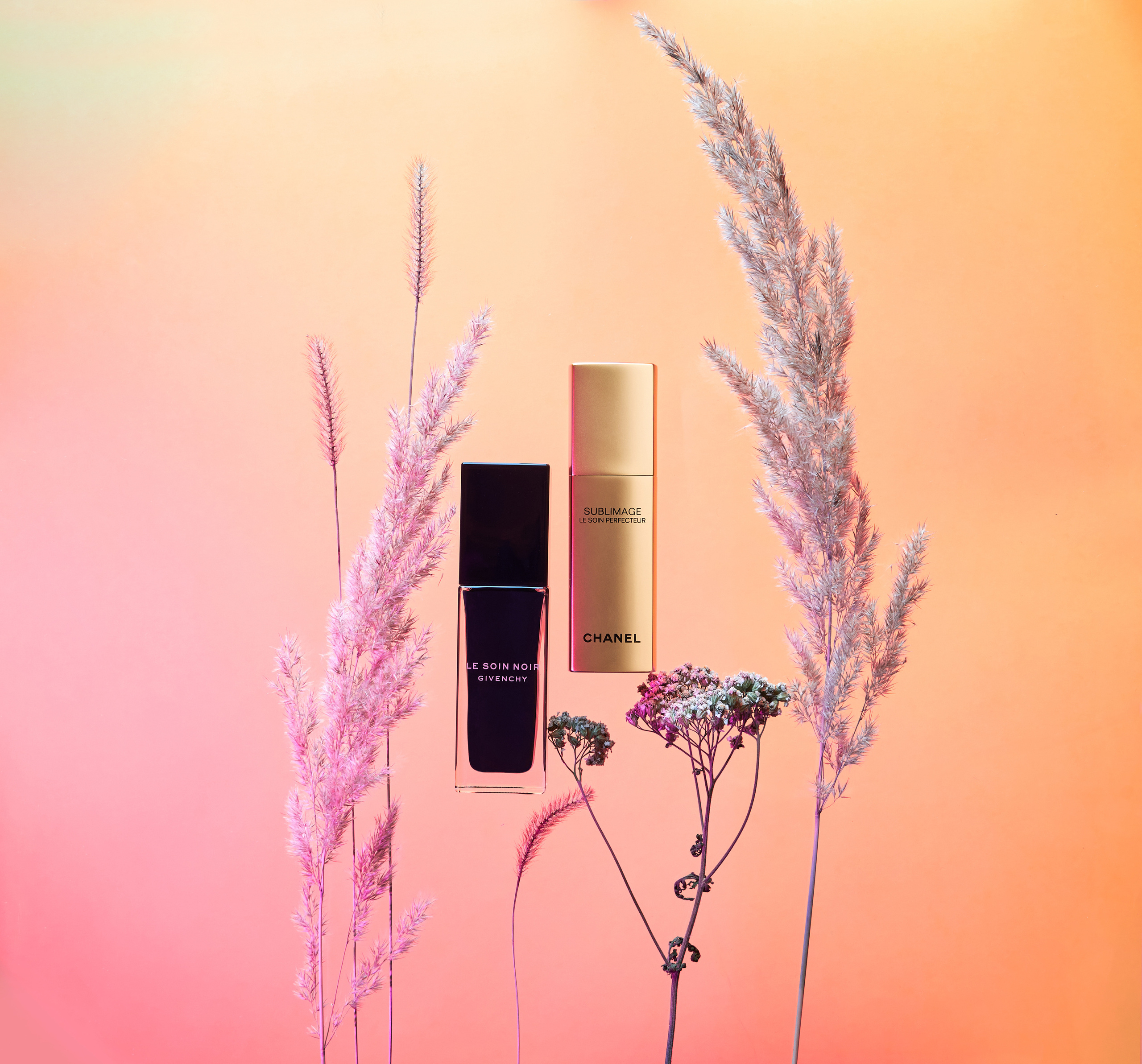 Духи Chanel на фоне цветов 