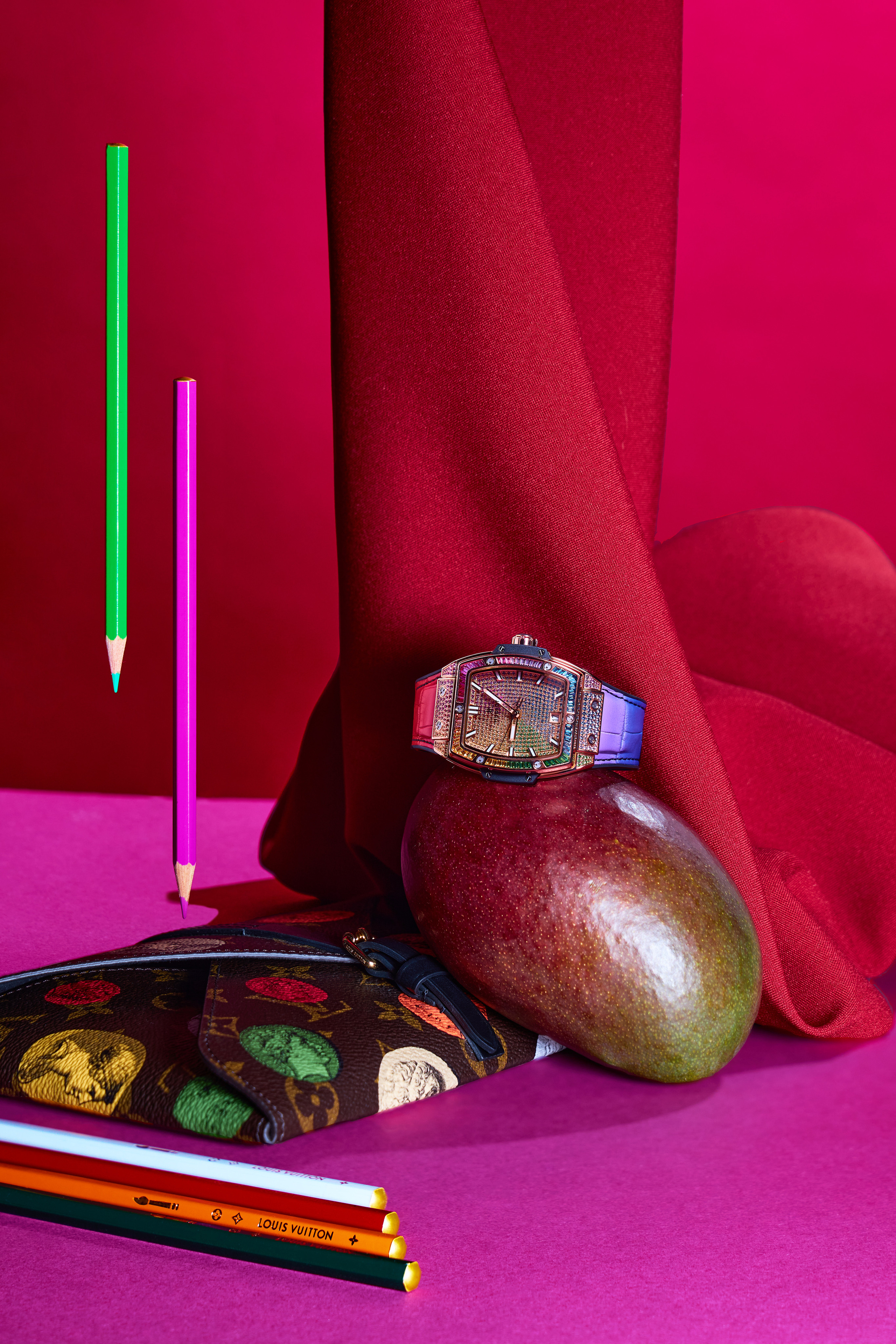 Часы, авокадо, карандаши Louis Vuitton