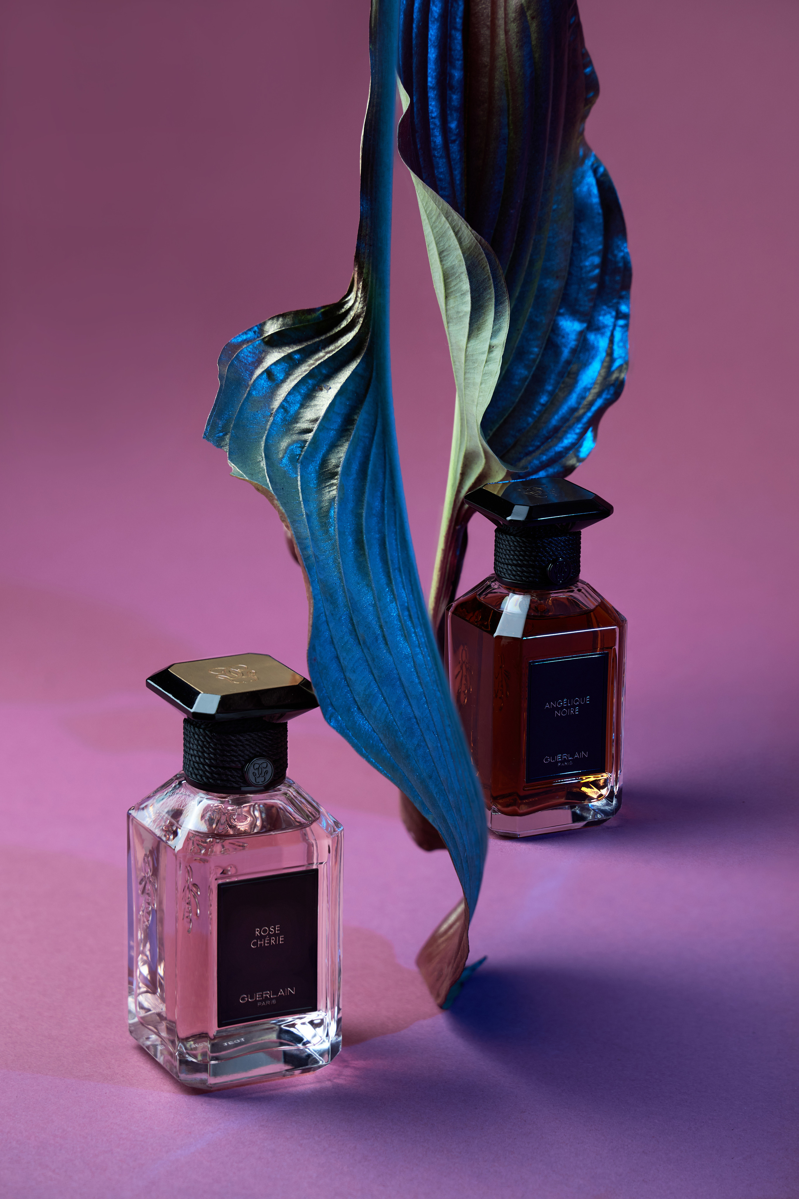 Духи guerlain на фоне цветов 