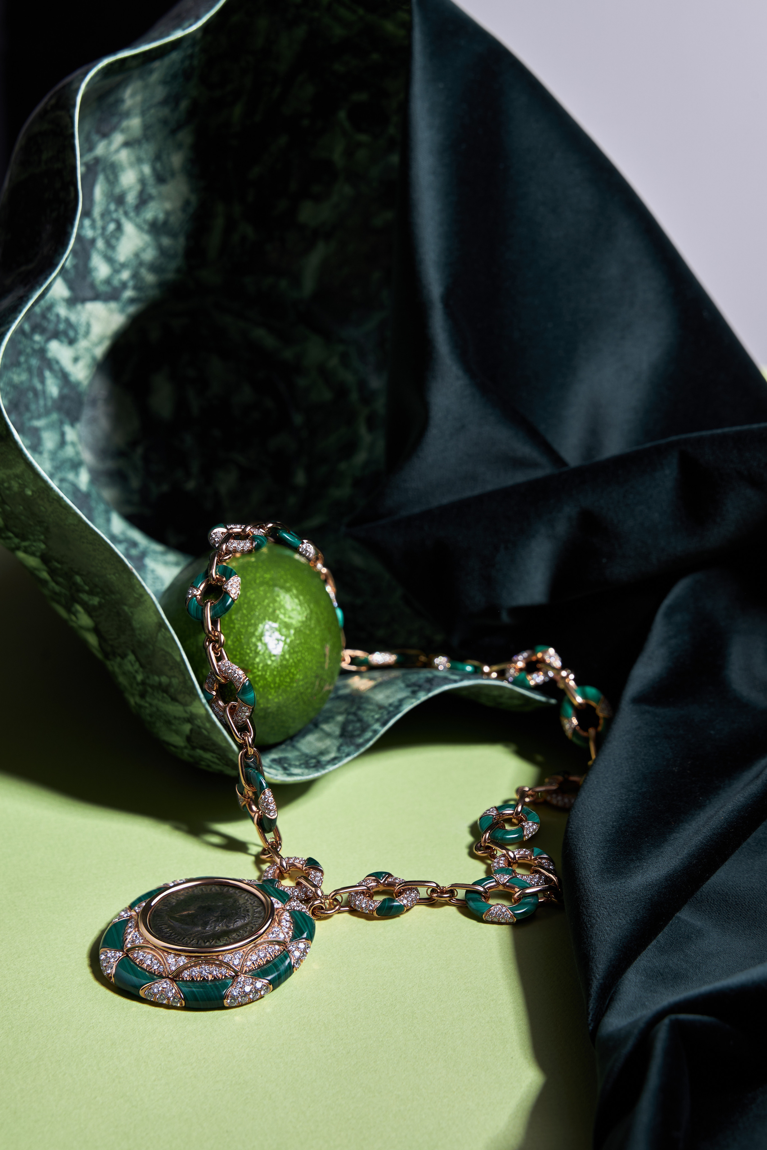 редкая монета на бриллиантовой подвеске