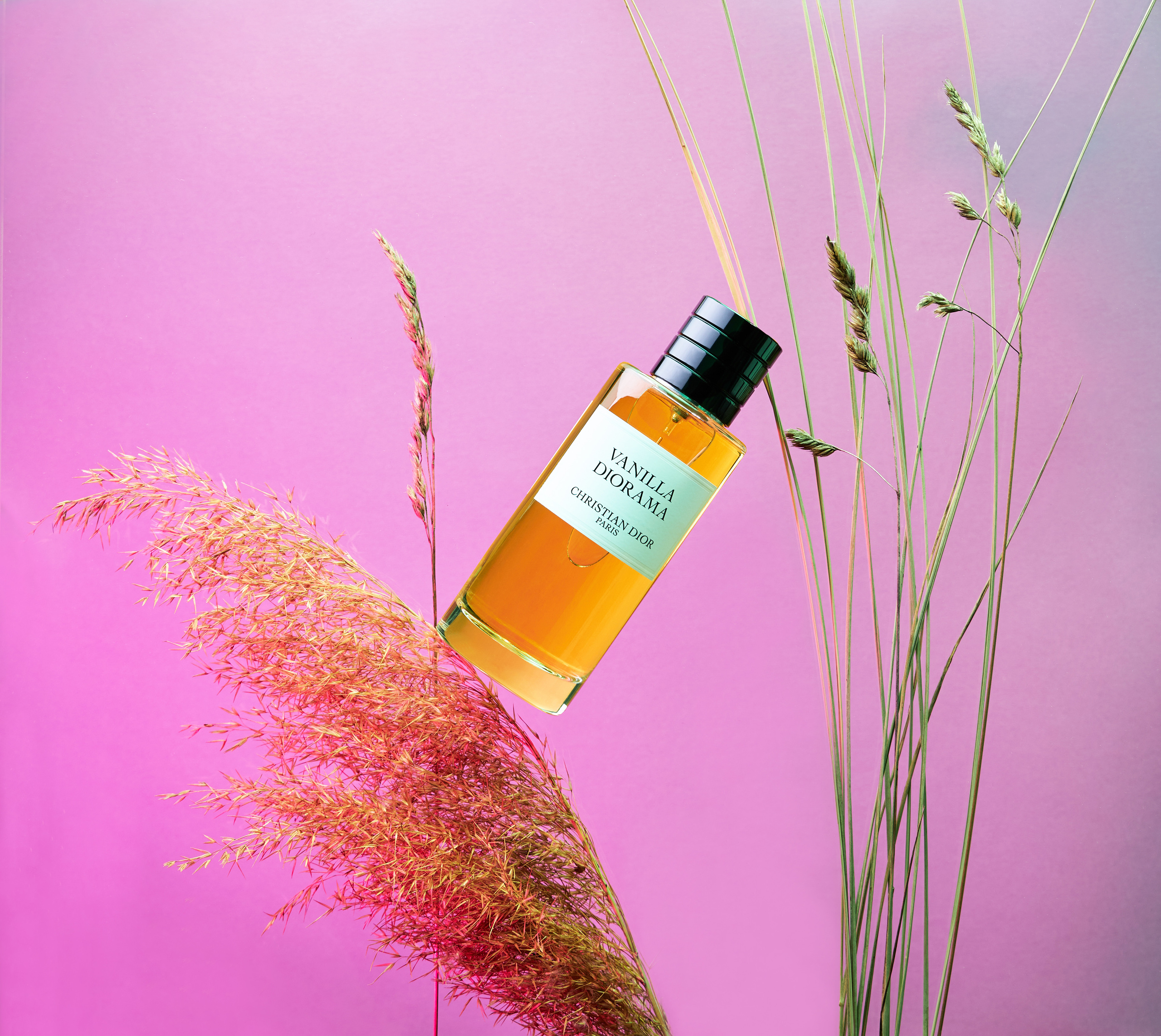 Духи Christian dior на фоне цветов 