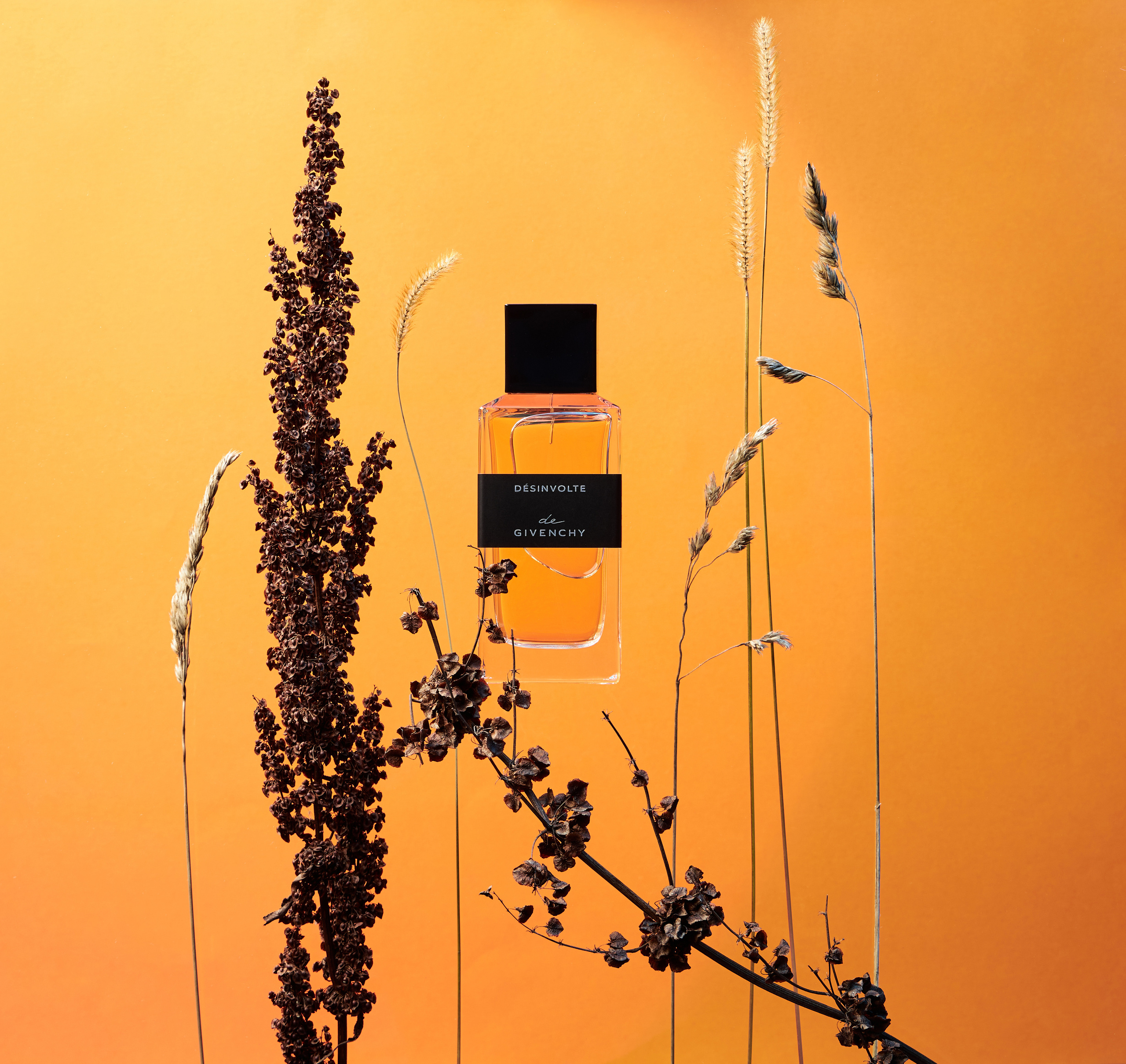 Духи givenchy на фоне цветов 