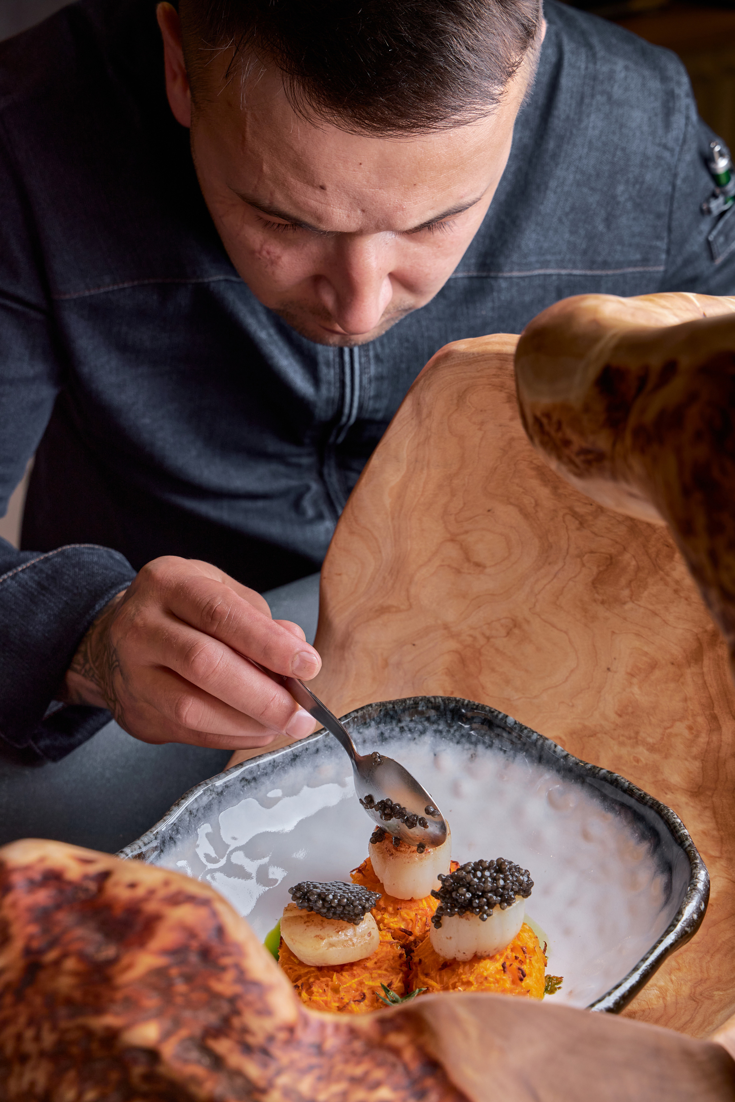 Мастер своего дела: шеф-повар создаёт кулинарные шедевры прямо на наших глазах