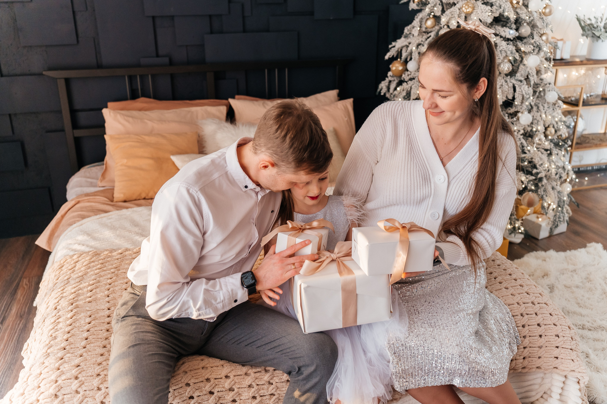 Новогодняя. Для тех, кто не ждёт удачи, а создаёт её. Каждая фотосессия — это твой момент, твой стиль, твой успех. 📸