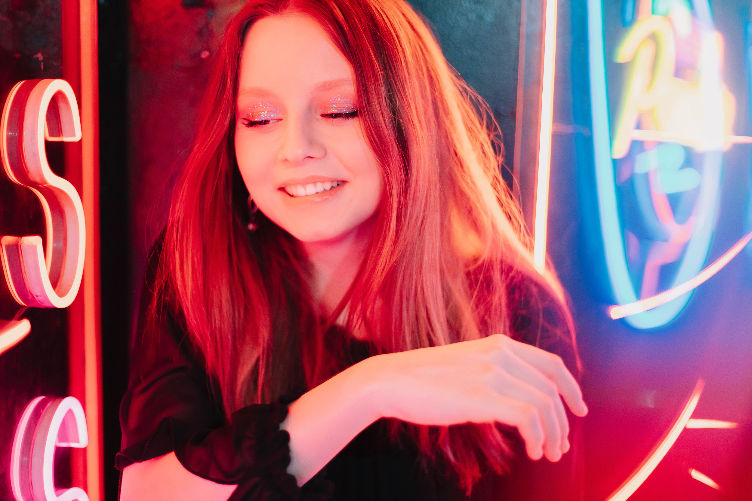 Василиса (неон). Главная