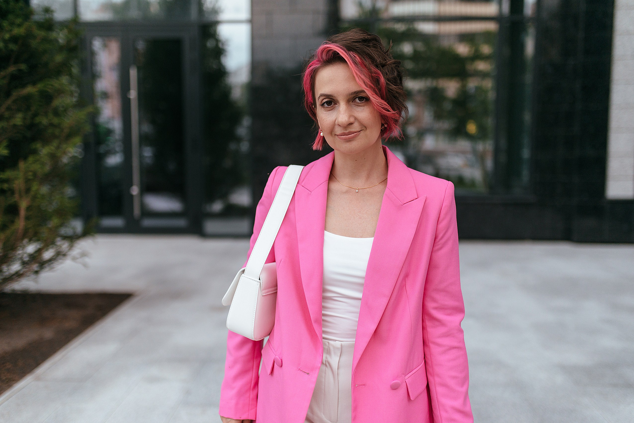 Уличная контент фотосессия для инстаграм дизайнера. Контент фотограф Дарья Едапина Новосибирск. Фотограф Дарья Едапина Новосибирск