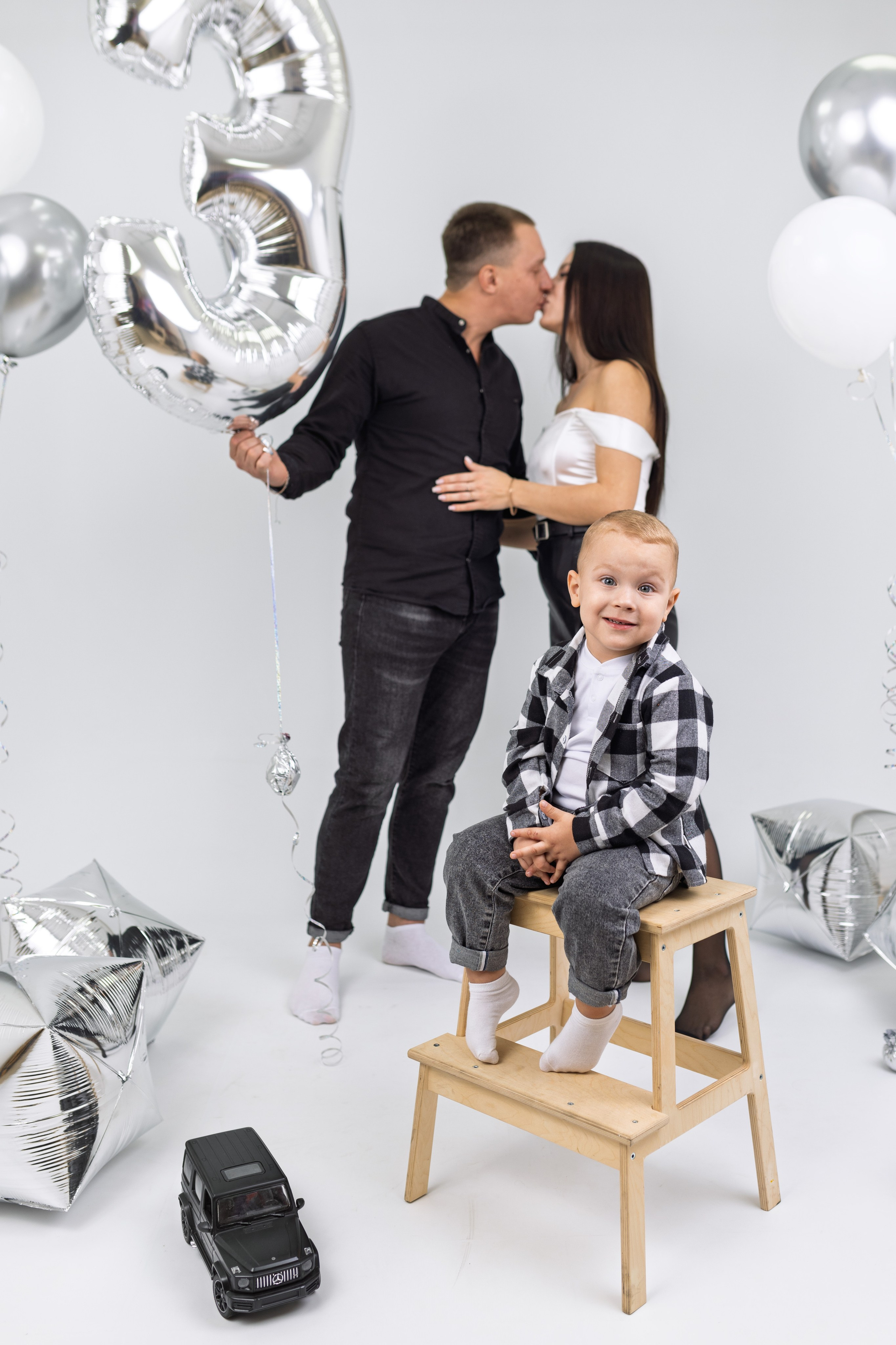 Семейная фотосессия в студии Гуково Ростовская область фотограф Григорий Новиков фотовидео съёмка novikov.foto. Фотограф Гуково Григорий Новиков novikov.foto