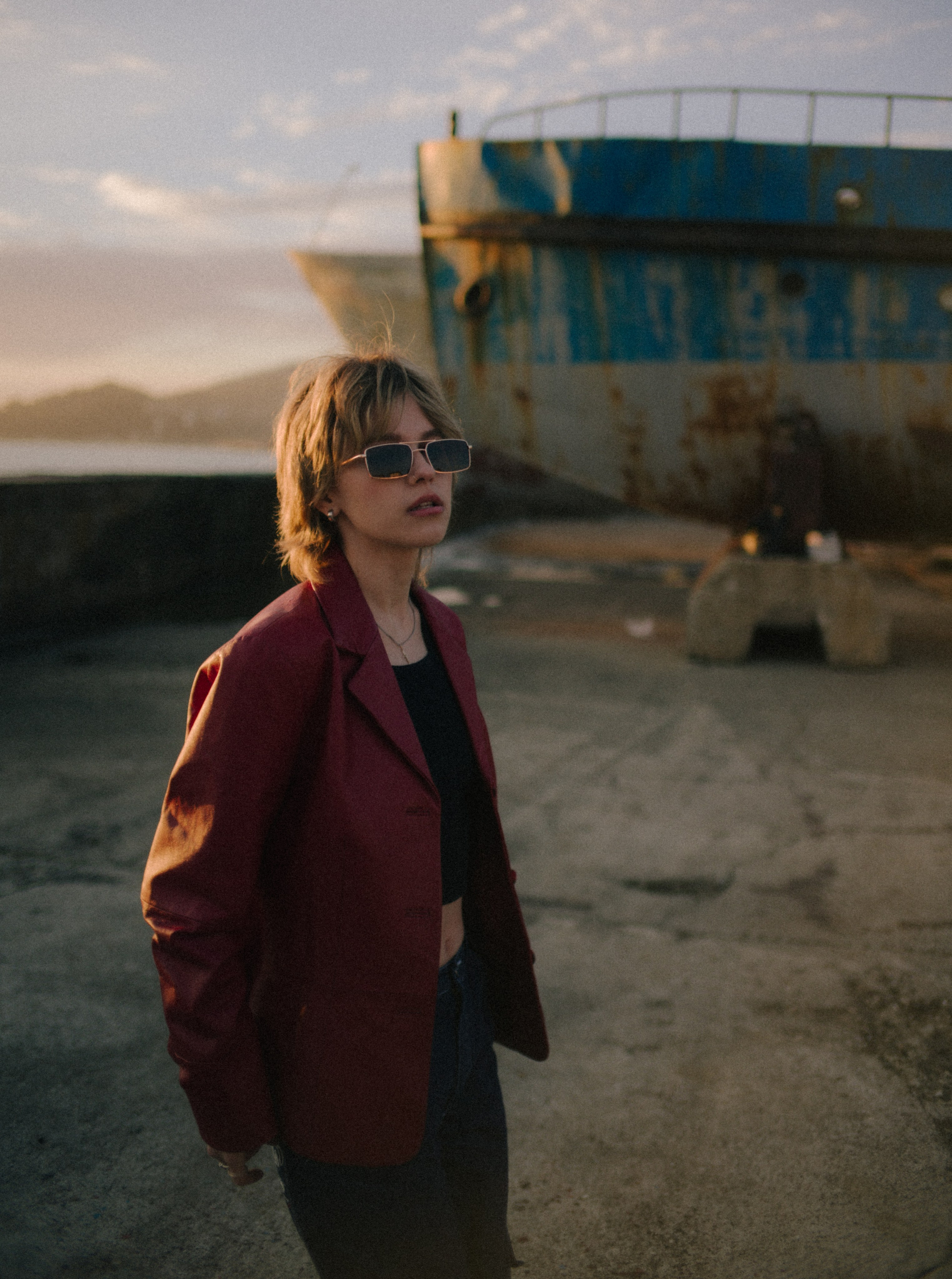 Вика среди заброшенных кораблей. Главная