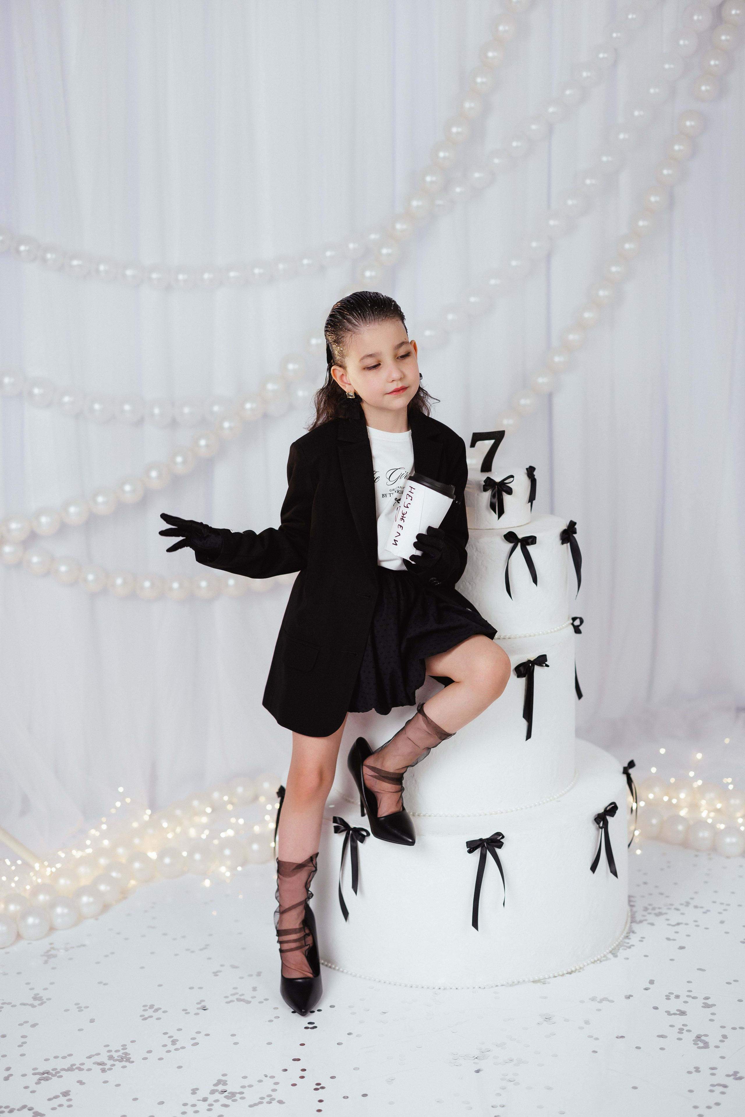 Фотосессия к дню рождения с большим тортом, в детской фотостудии «Антураж», город Краснодар. Семейный и детский фотограф в Краснодаре Анна Трашкова