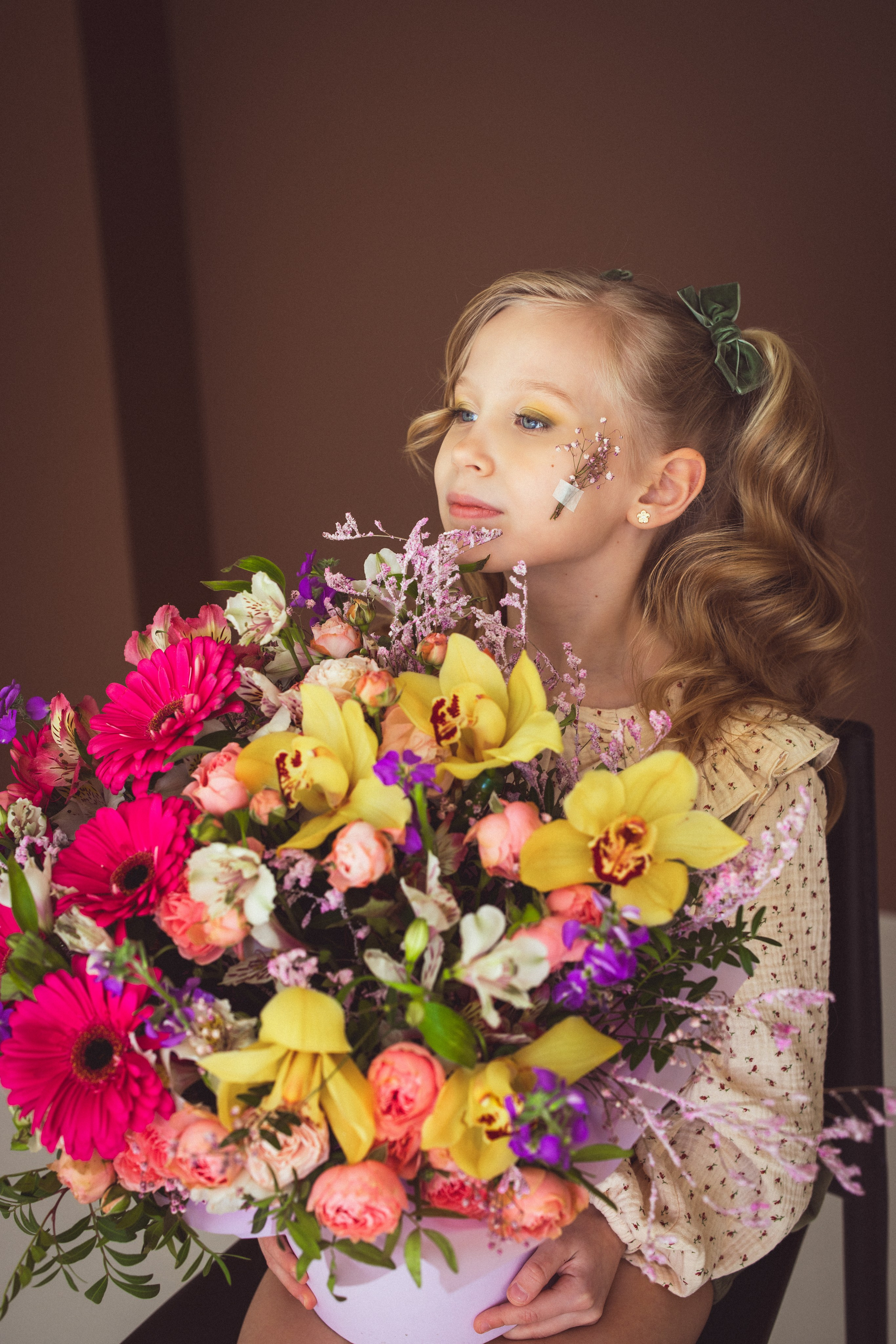 Фотосессия с ярким букетом цветов к 8 марта, 2024 г. Семейный и детский фотограф в Краснодаре Анна Трашкова