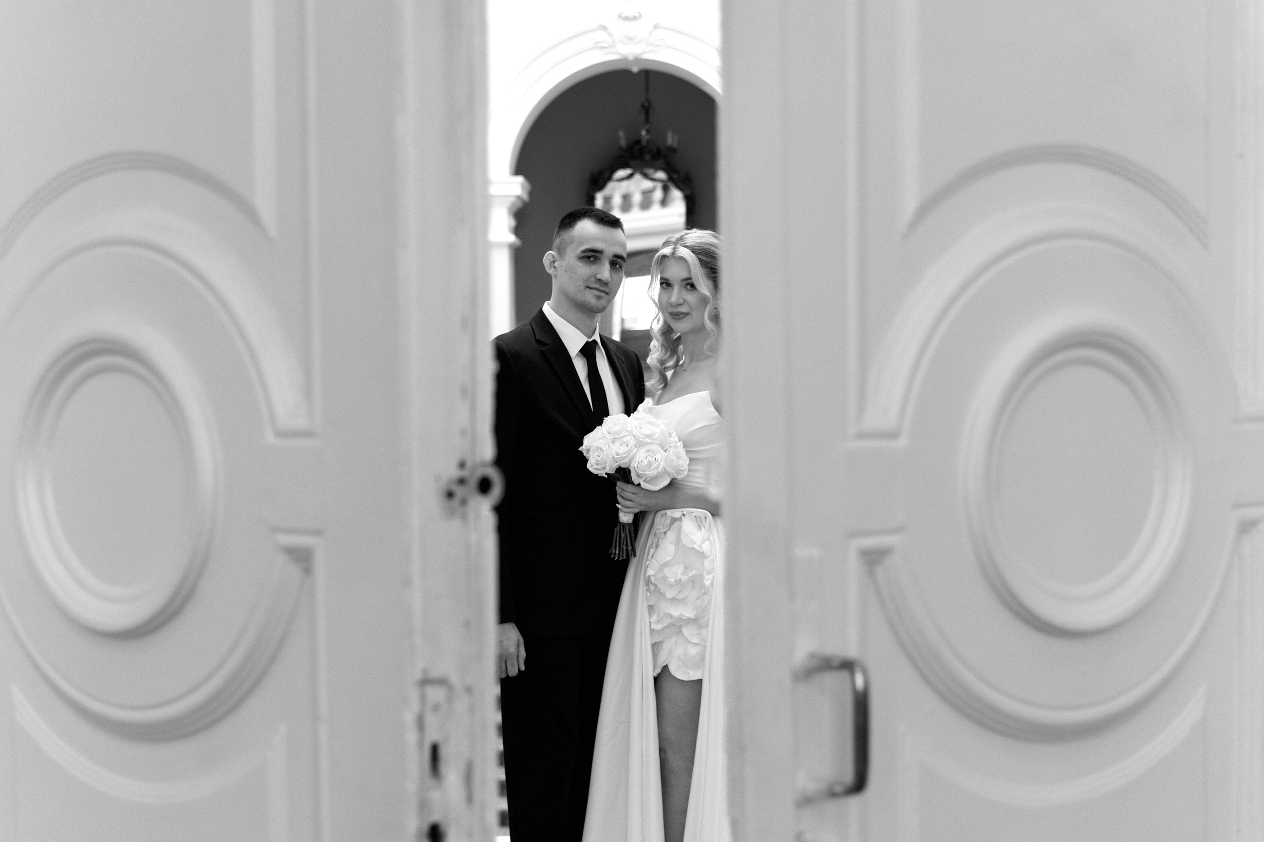 Молодожены в дверном проеме музея Ульяновска. Свадебная фотография Орешиной Елены