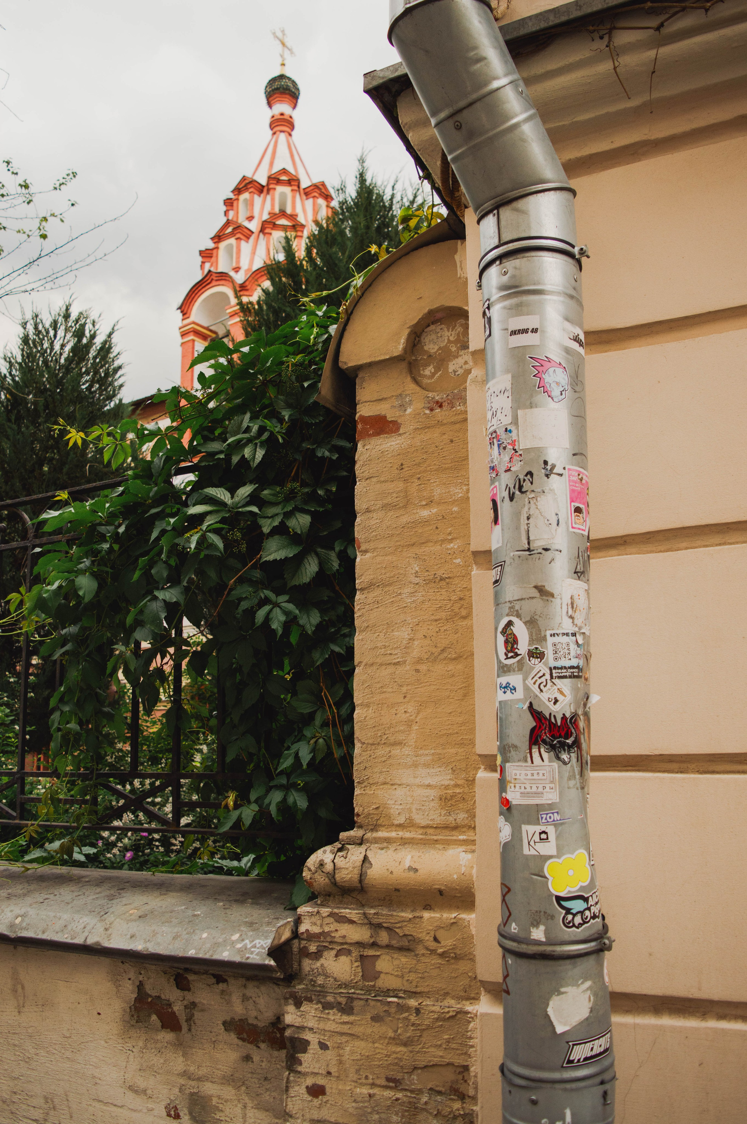Типология «Стикербомбинг в городе». Фотограф Анастасия Лощакова в Москве