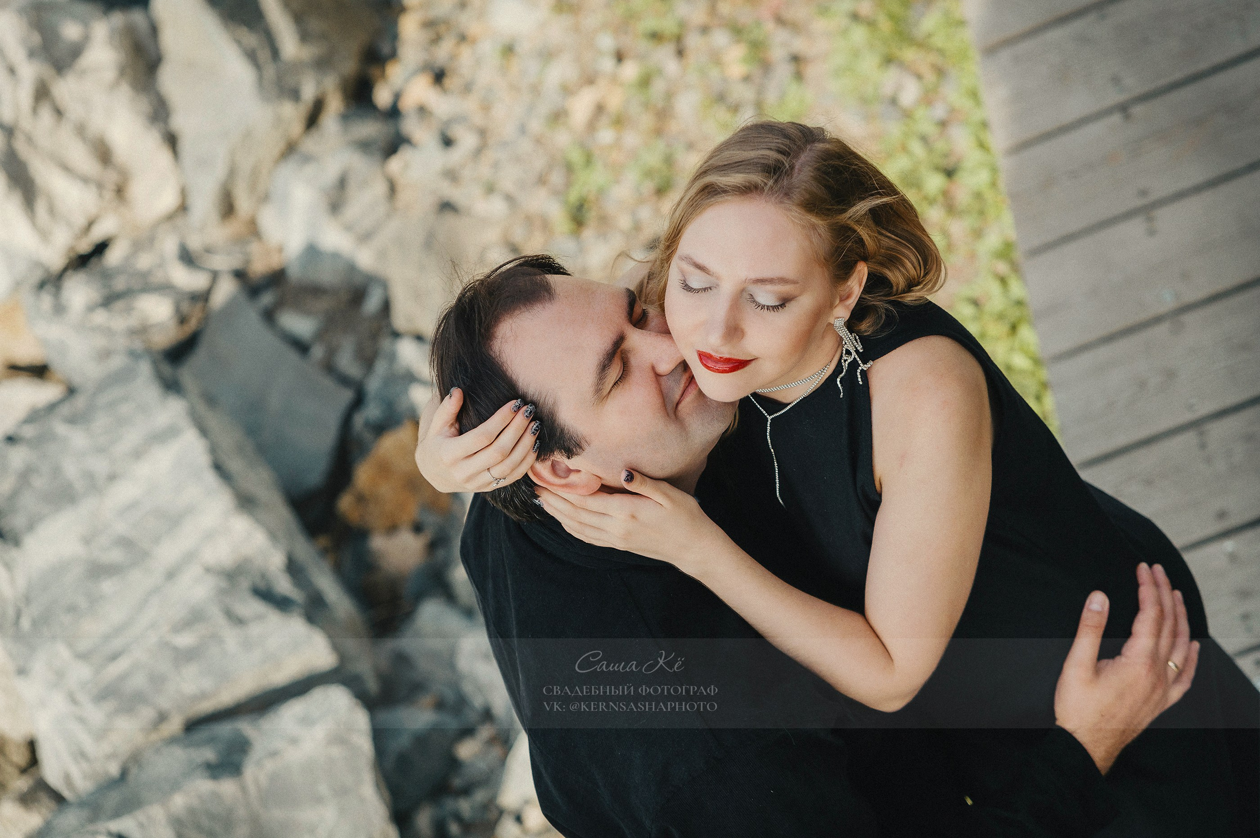 Молодожёны идут по аллее, держась за руки