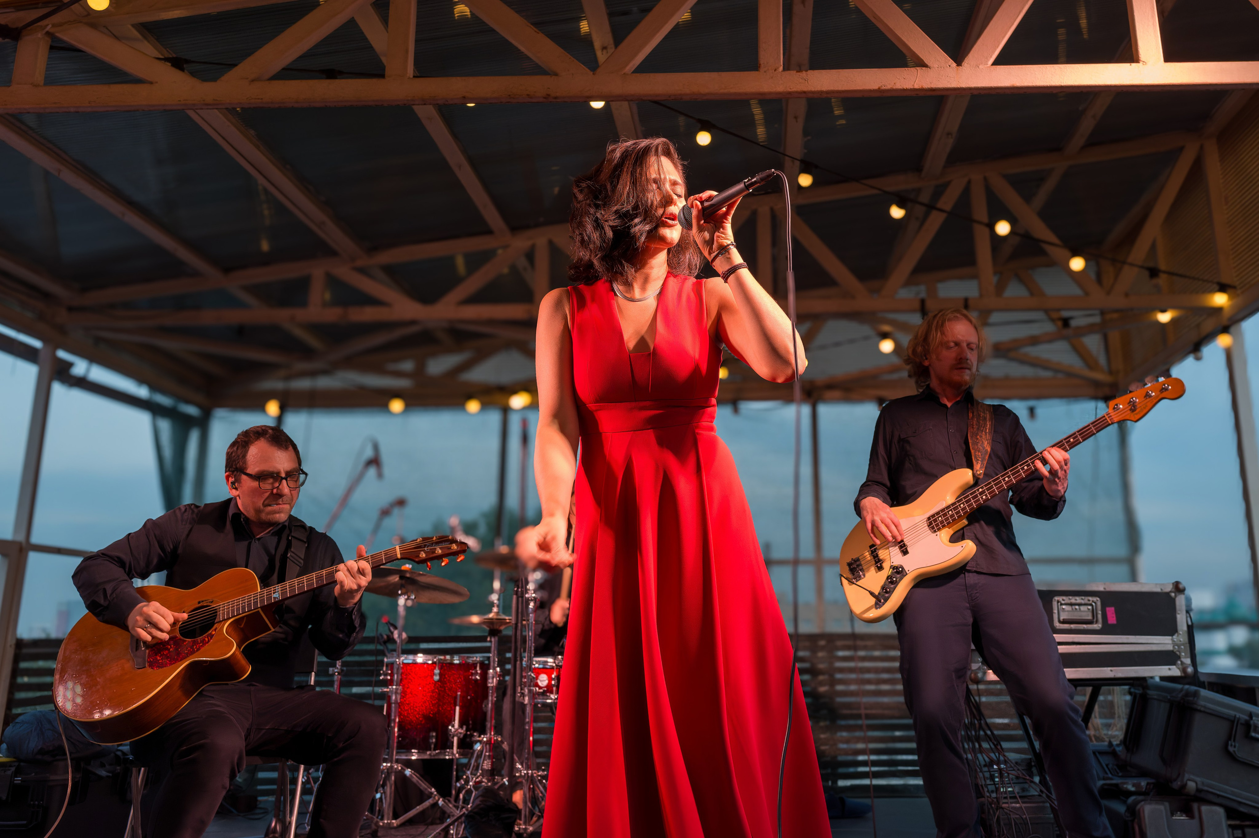 Женя Любич — летний концерт в Москве на крыше 6 июня 2024 года. Сайт фотографа Сергея Абрамова