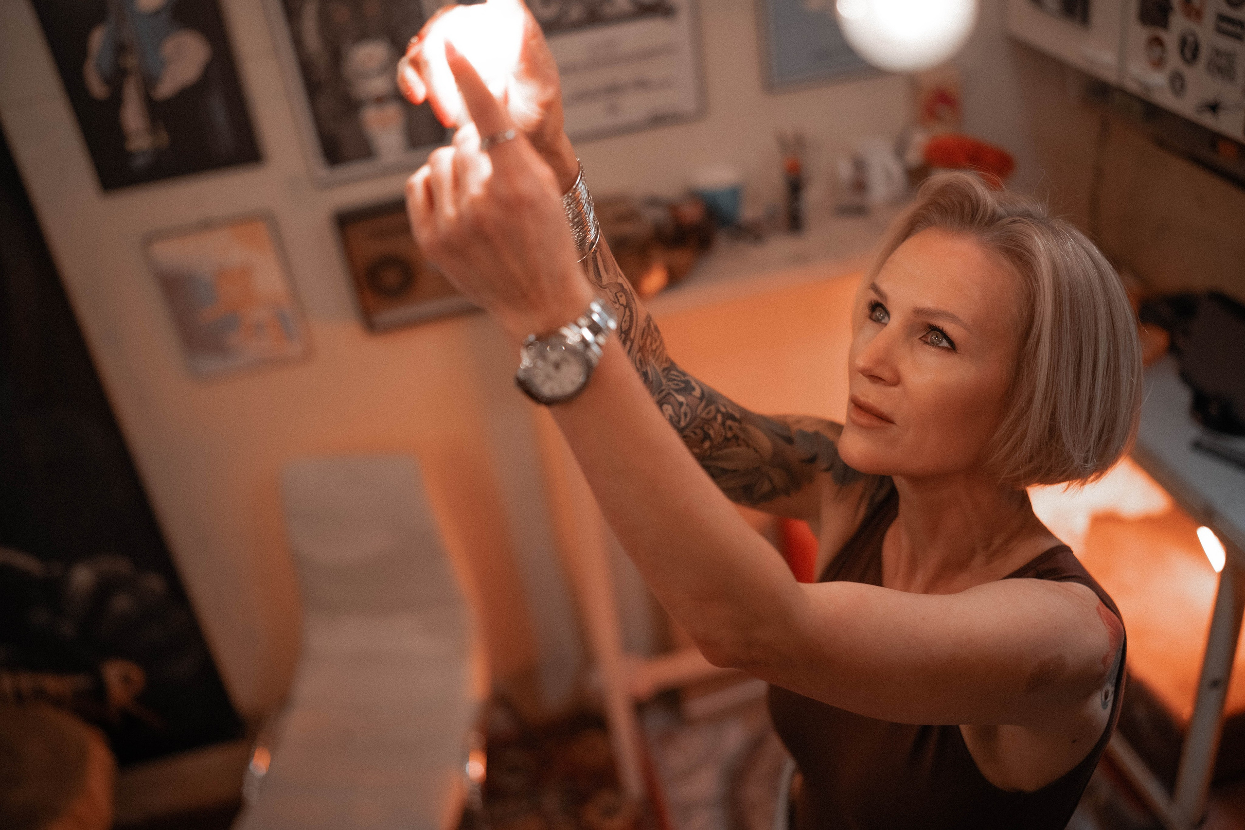 женский портрет в студии в гараже