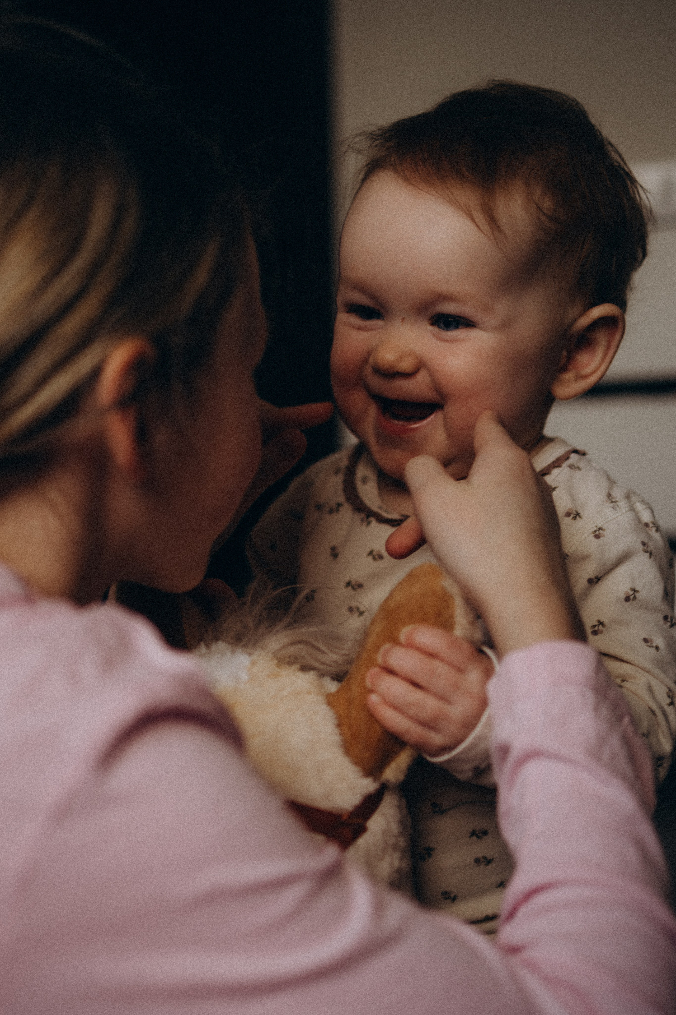 Домашняя фотосессия мамы и маленькой дочки Мирославы. Семейный фотограф в Москве и Люберцах Юлия Гуськова
