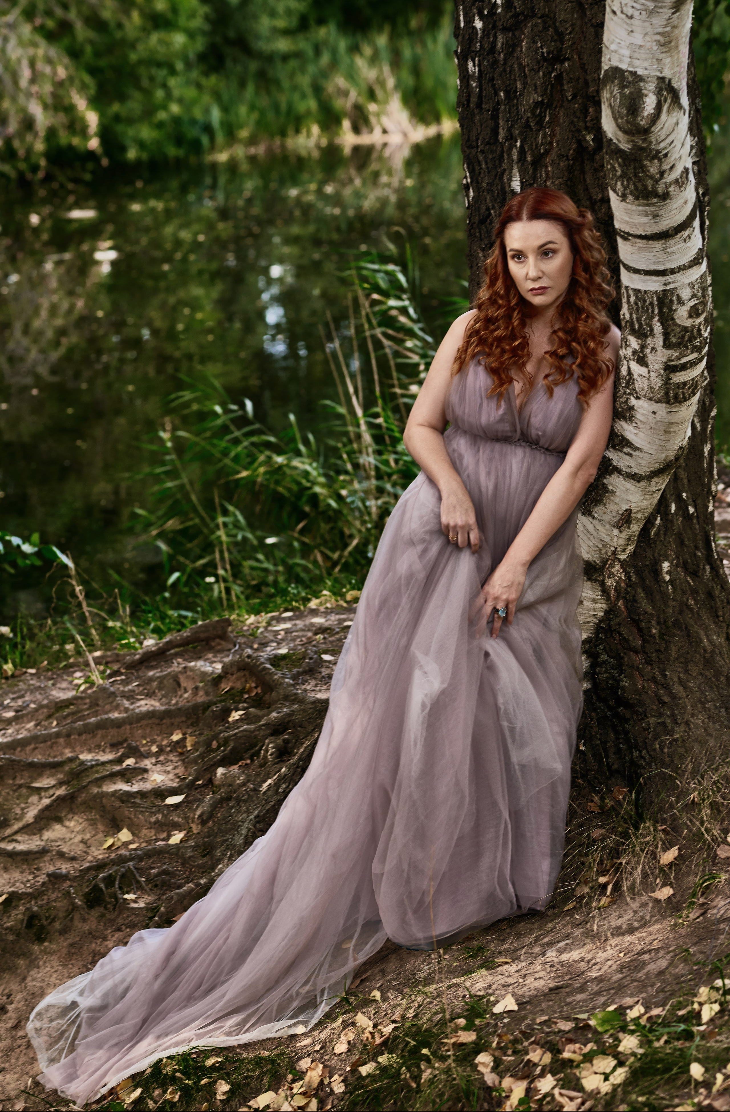 Тематическая фотосессия летом в лесу у березы в образе из картин прерафаэлитов