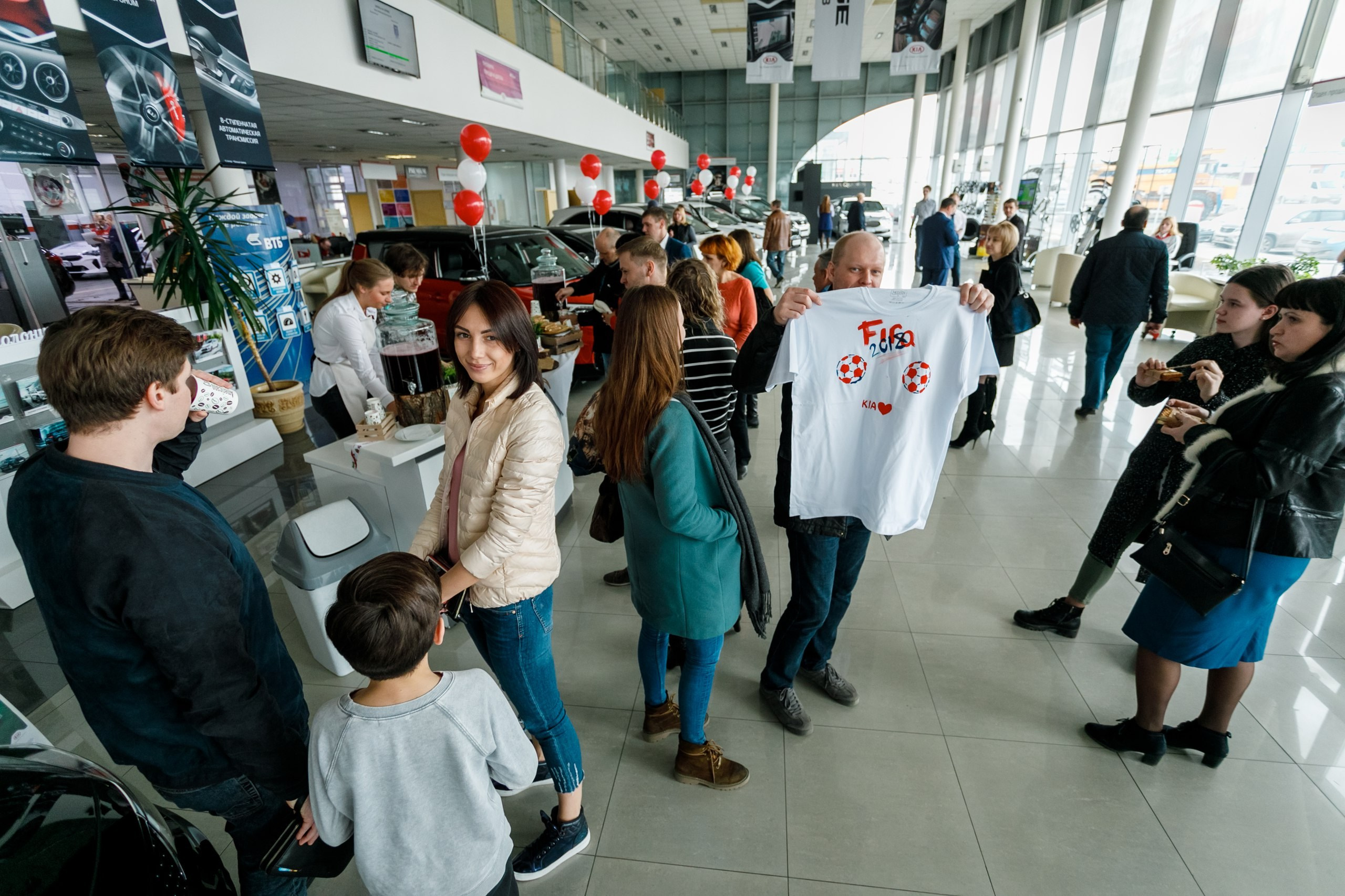 Розыгрыш билетов на ЧМ по футболу FIFA @ Киа Центр. Репортажный фотограф Максим Полянский. Москва, Санкт-Петербург, Красноярск