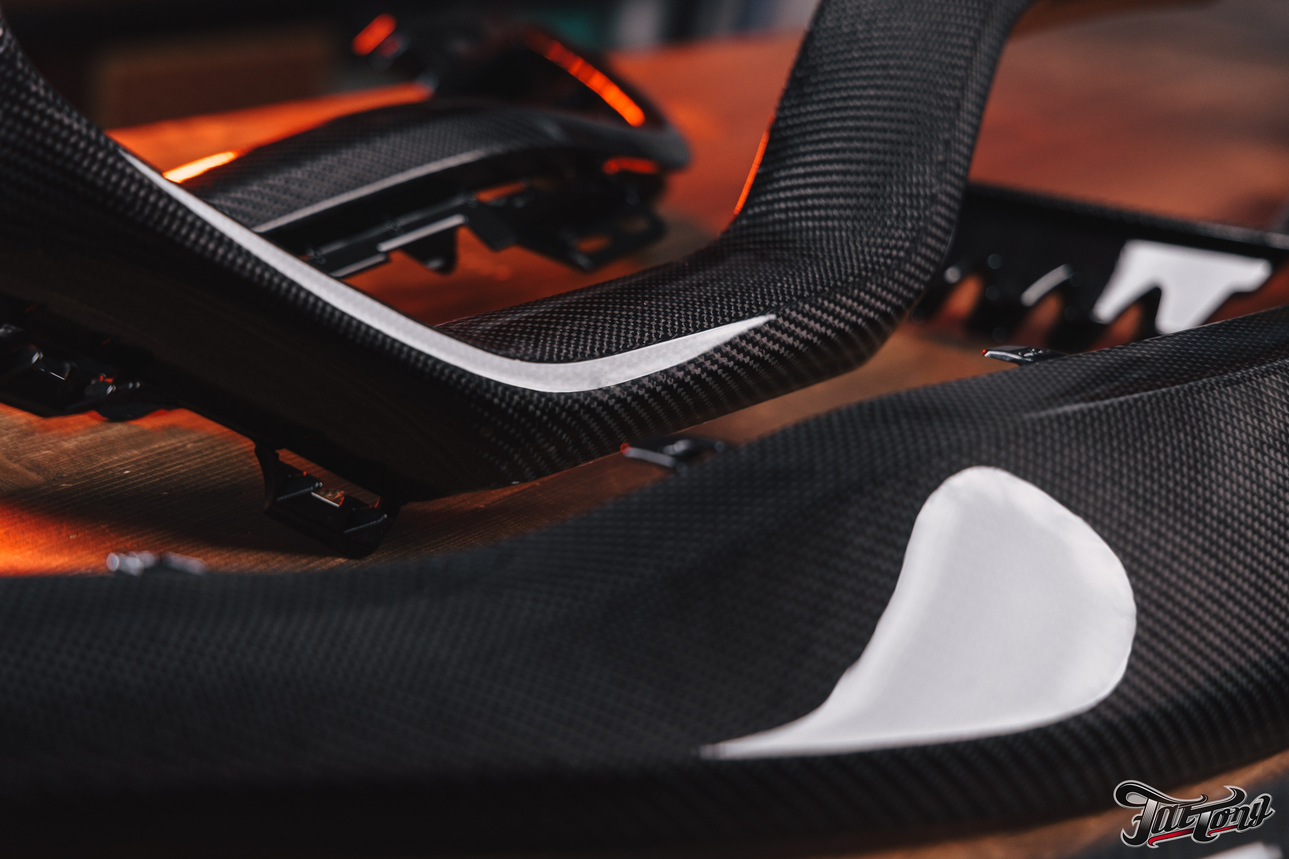 Ram TRX ламинация карбоном внешних элементов кузова, салона и установка распорки. DeLorein