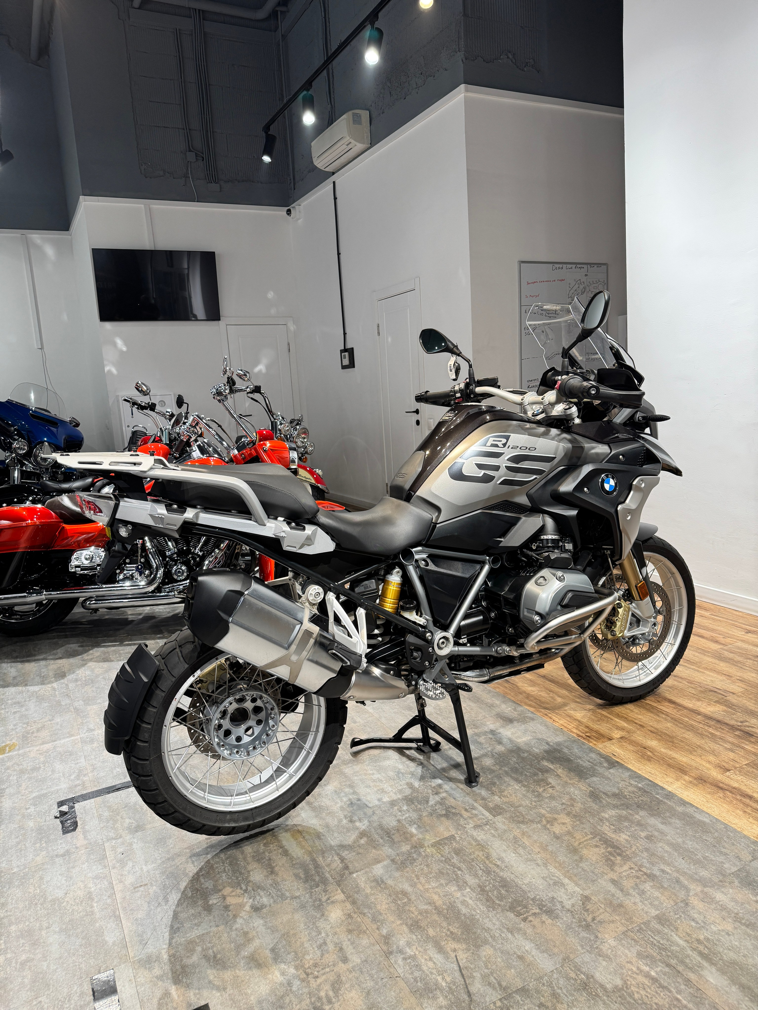 2015 BMW R1200GS Black/Agate Grey — подробнее на сайте. Hello Davidson, Москва. Только хорошие мотоциклы…