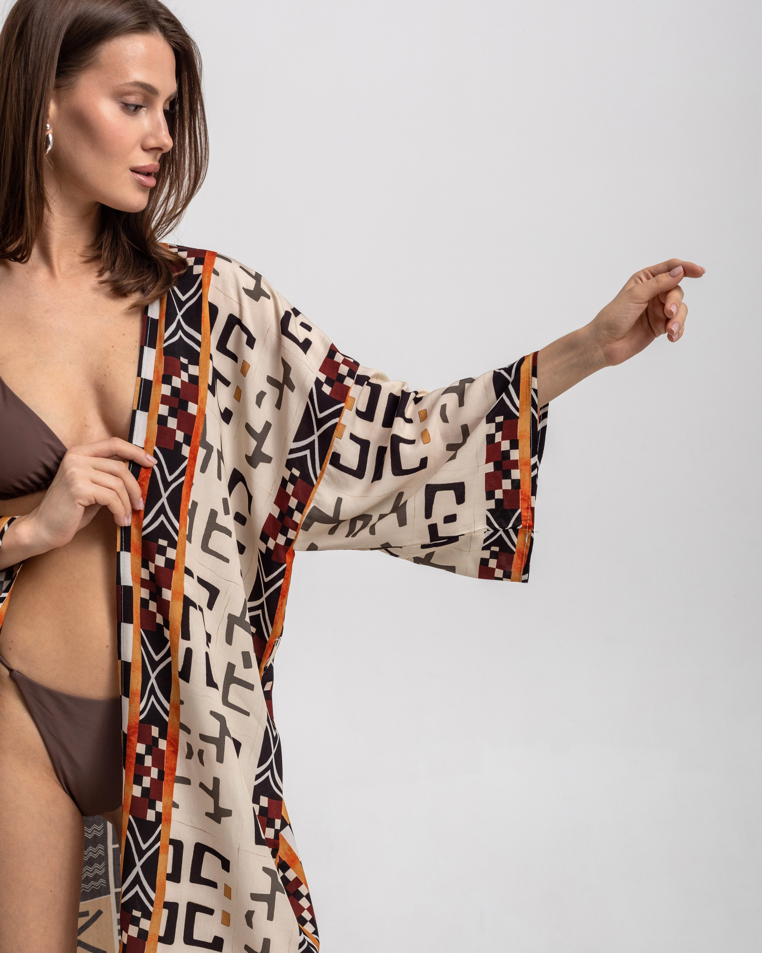 Модельная на циклораме (белый/серый фон). Съёмки для брендов и маркетплейсов