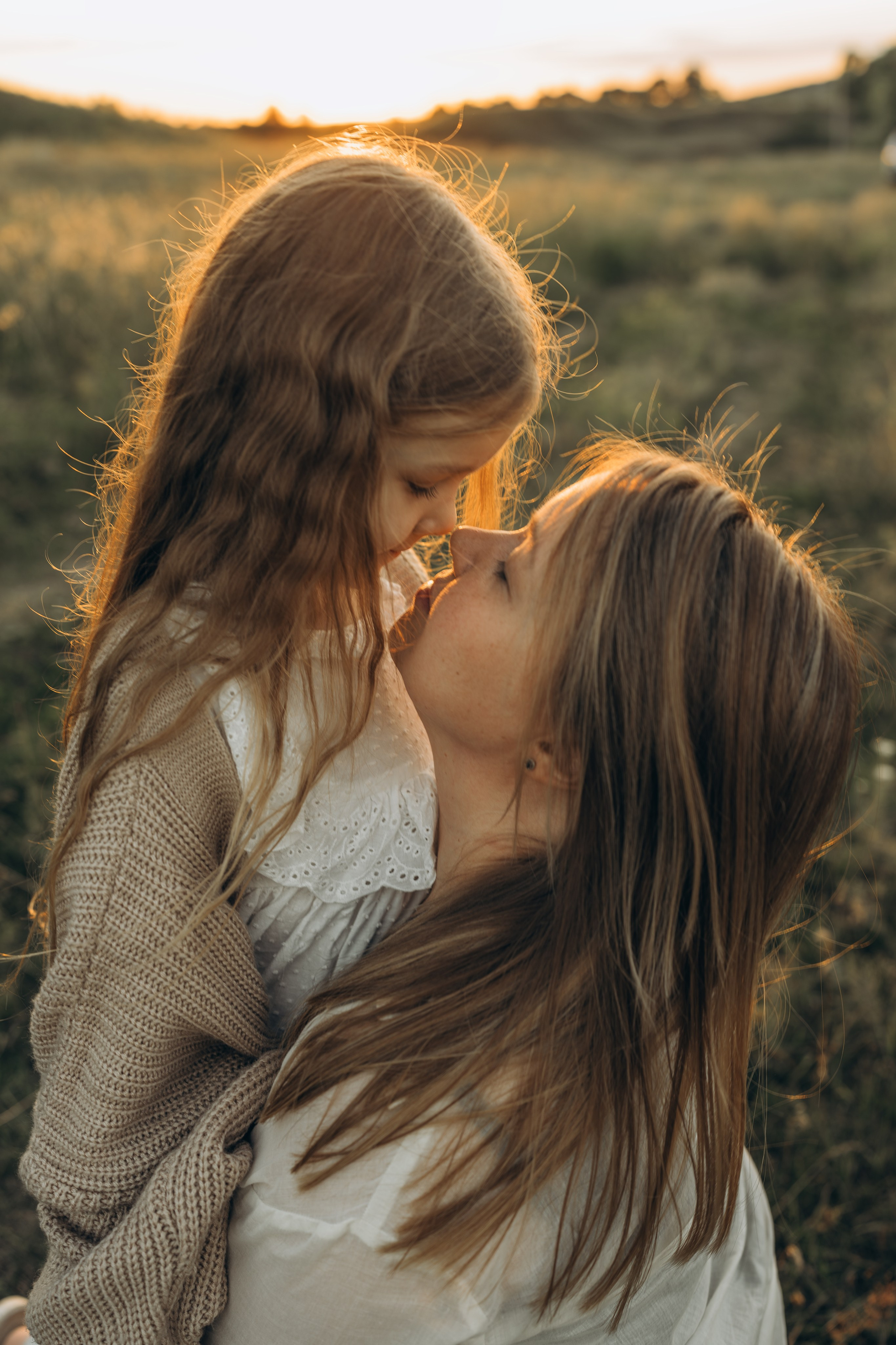 Летний луг, закат. Семейный фотограф Москва. Фотограф беременности и материнства Москва