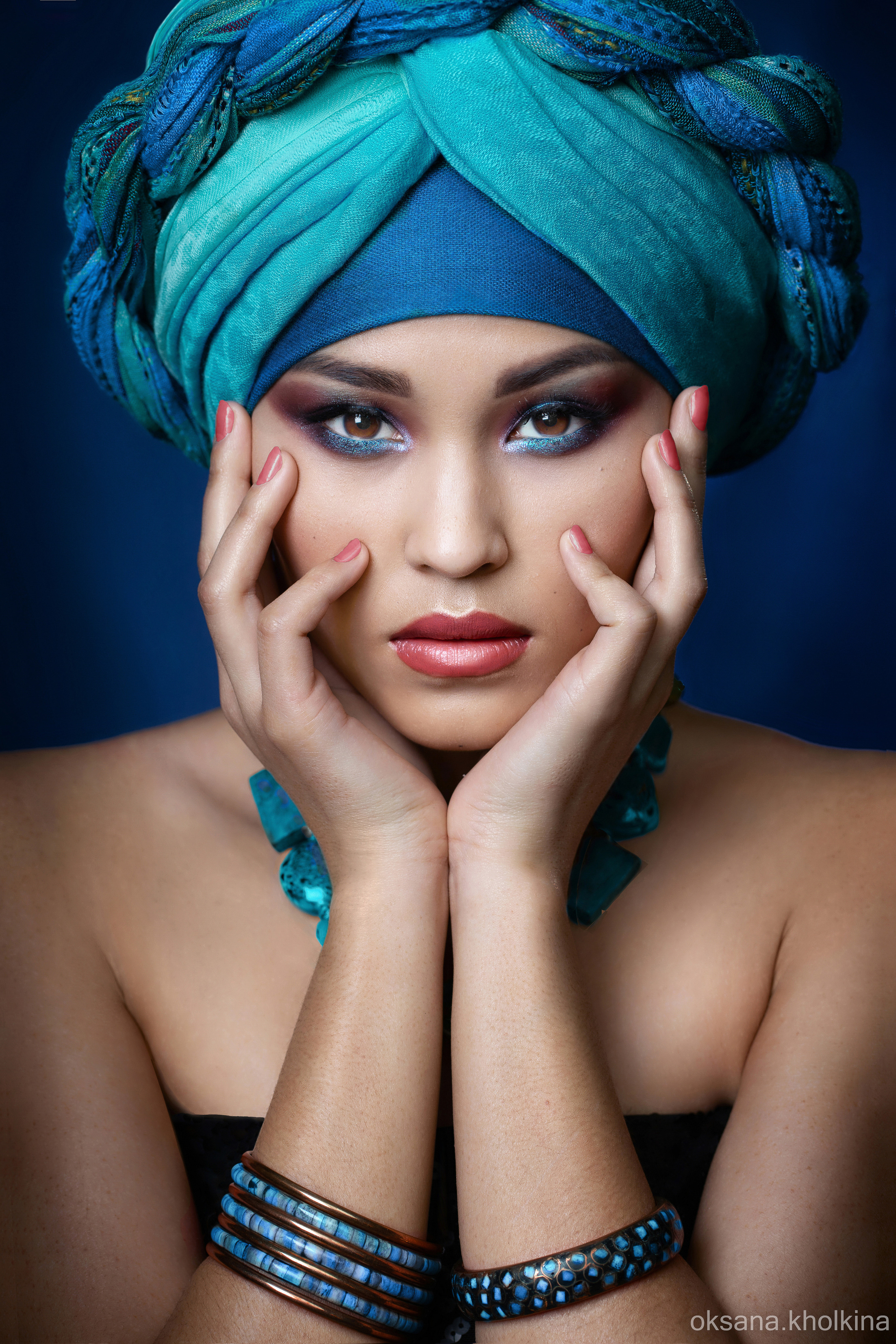 Классический студийный портрет в этническом восточном стиле