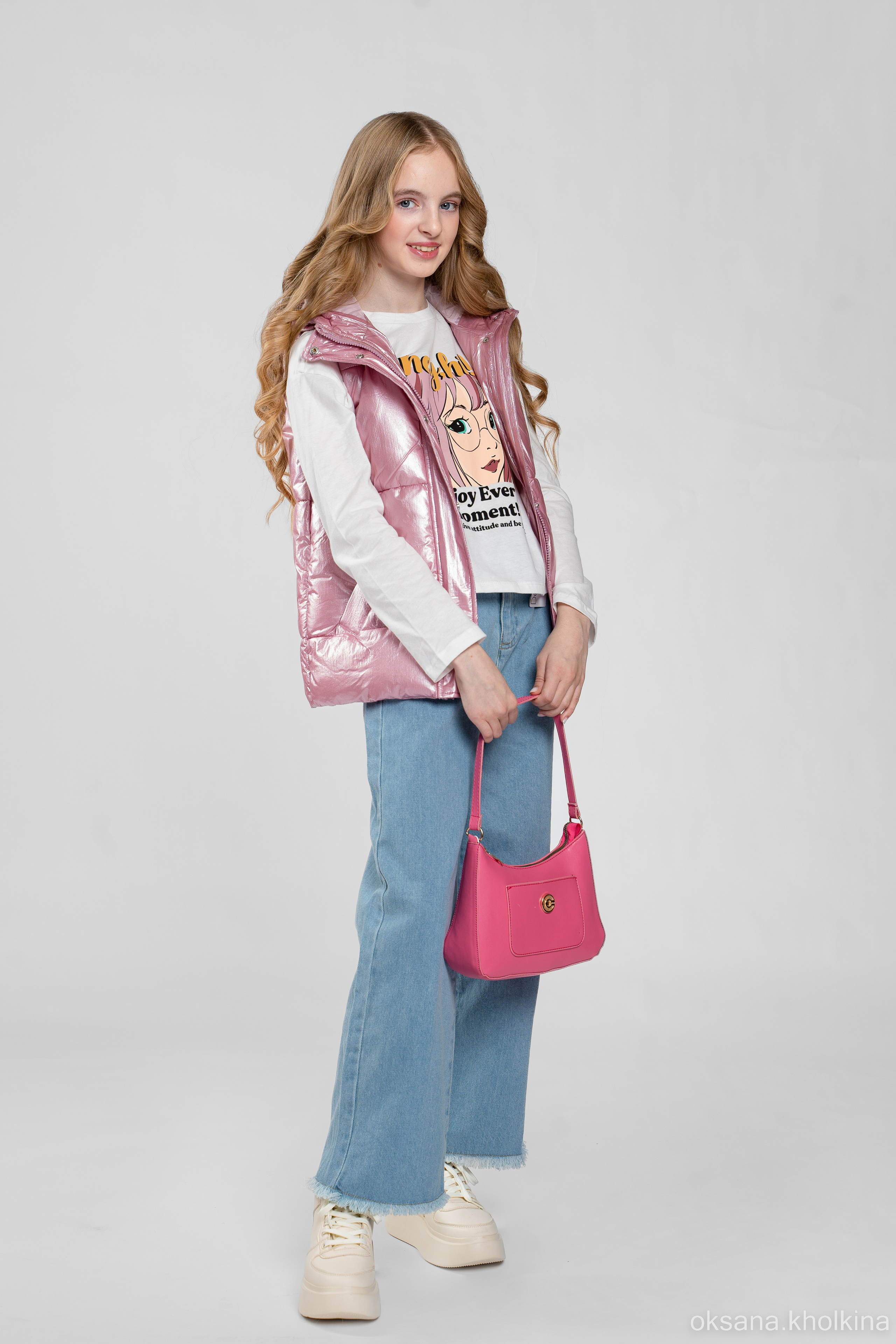 Съёмка для каталога одежды на белом фоне.