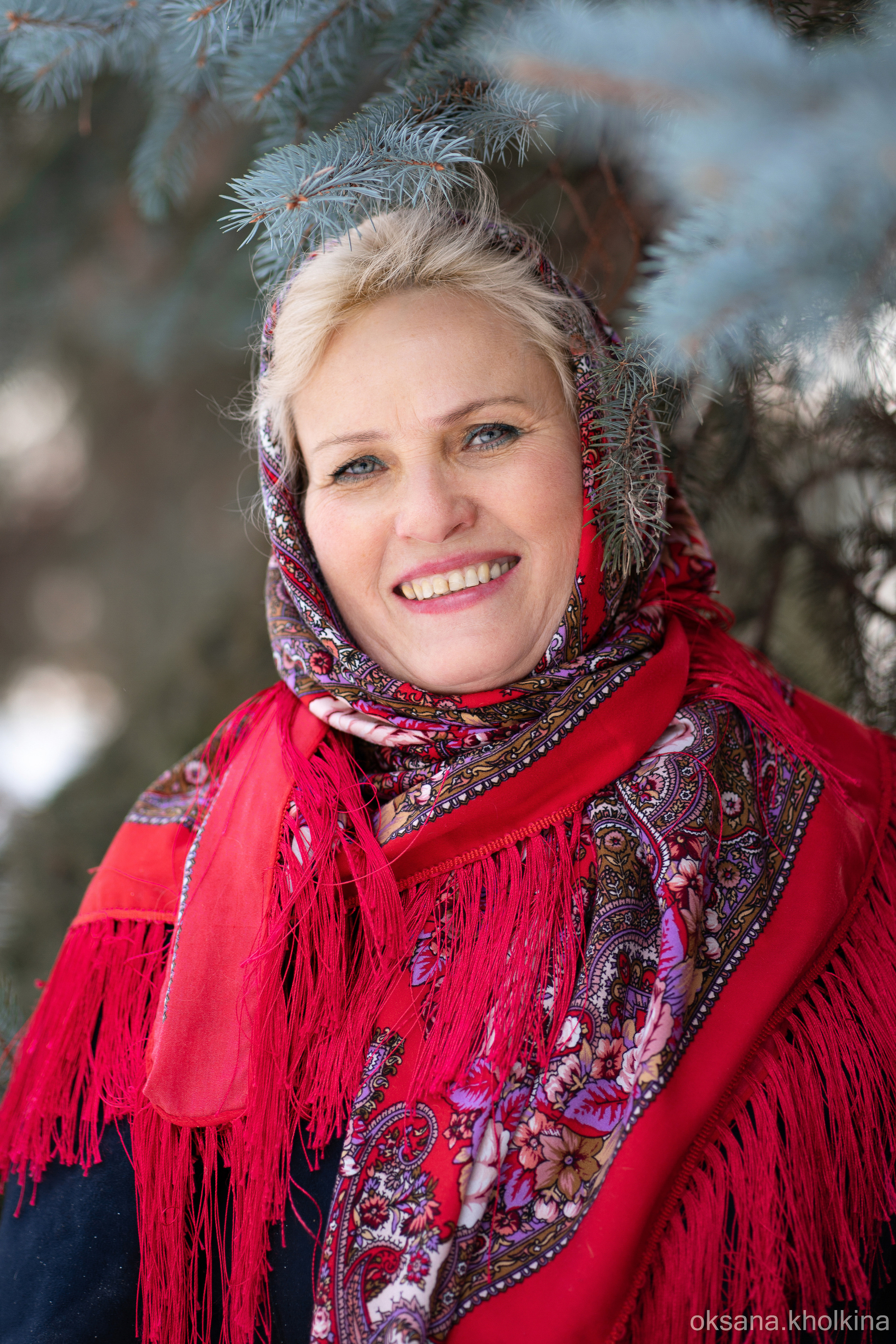 Потрет женщины в красном платке.