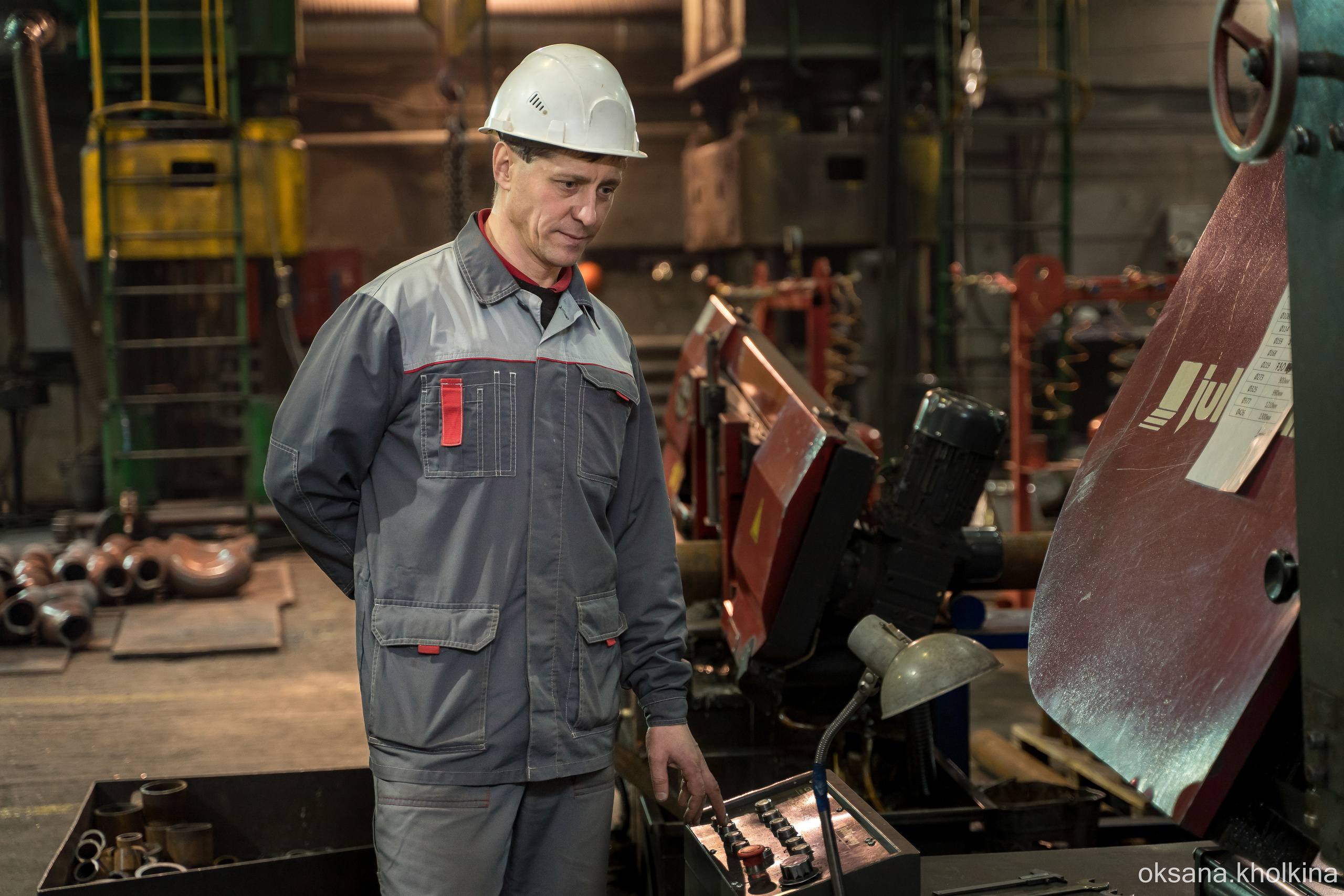 Бизнес фото. Съёмка персонала. Рабочий у станка.