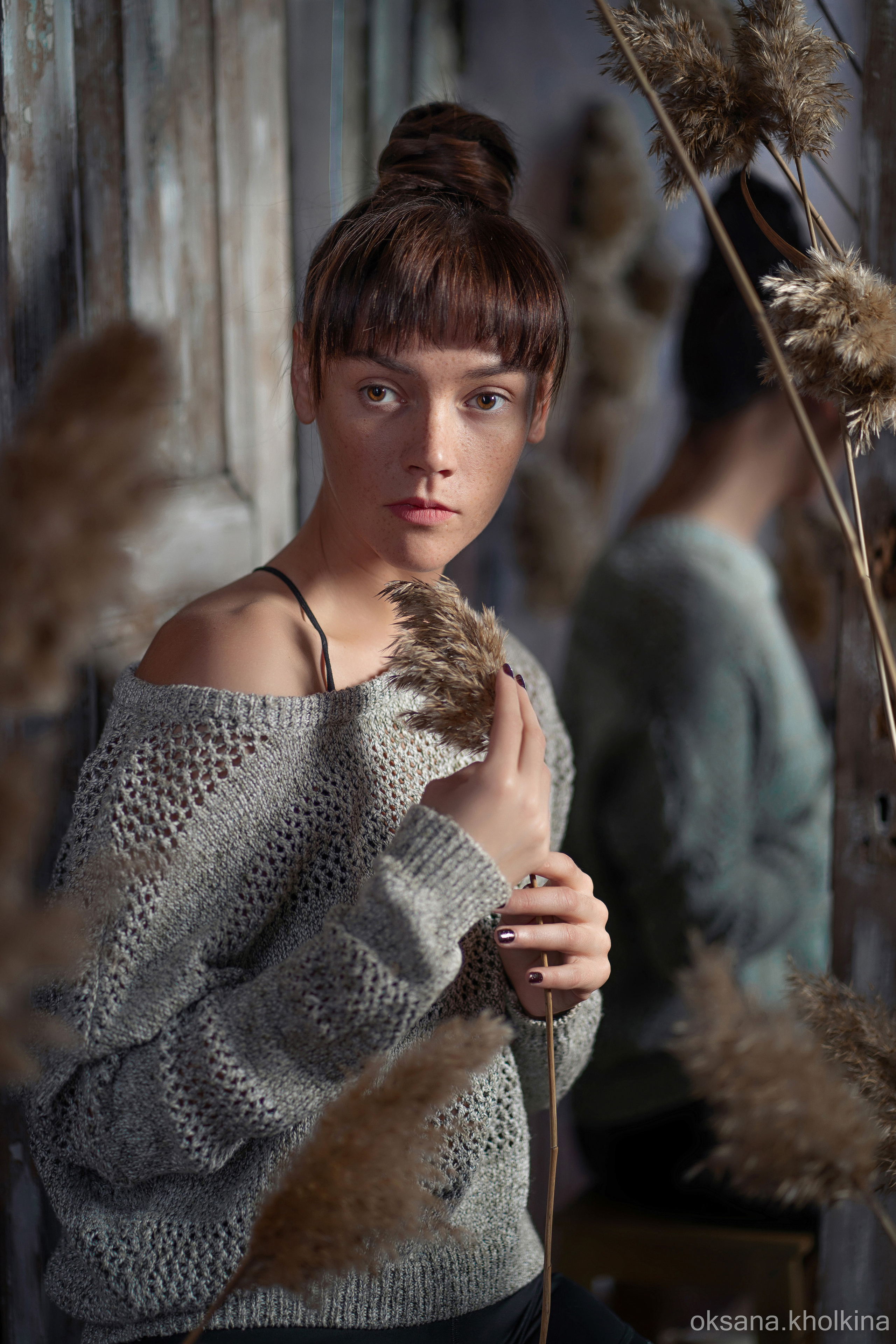 Портрет в студии, девушка у зеркала.