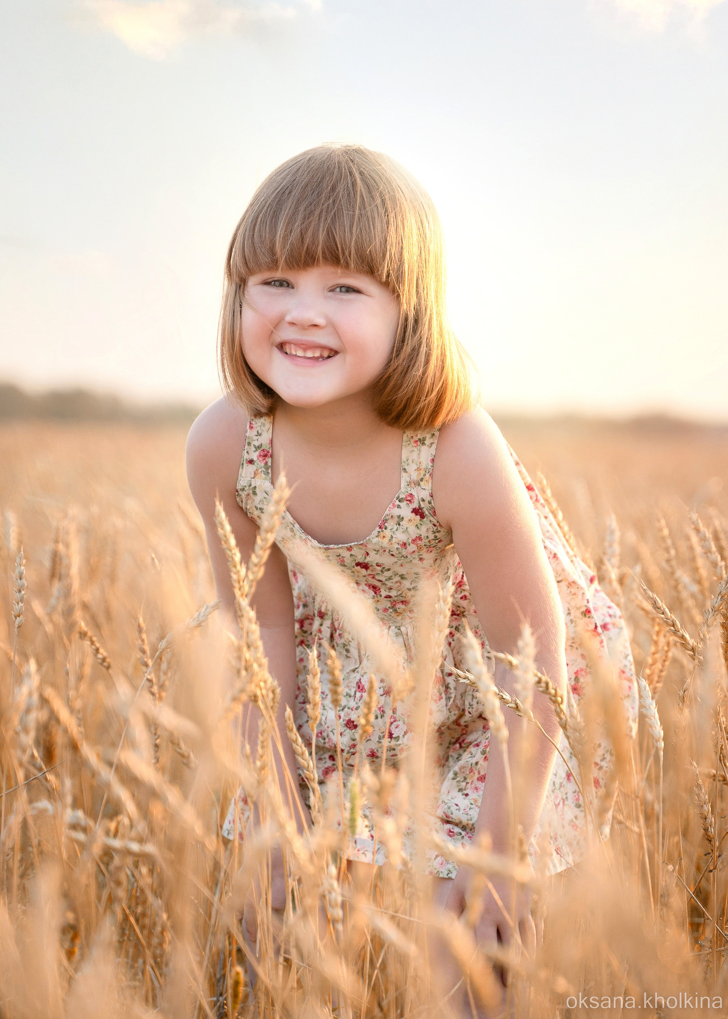 Детская съёмка на природе. Девочка в пшеничном поле.