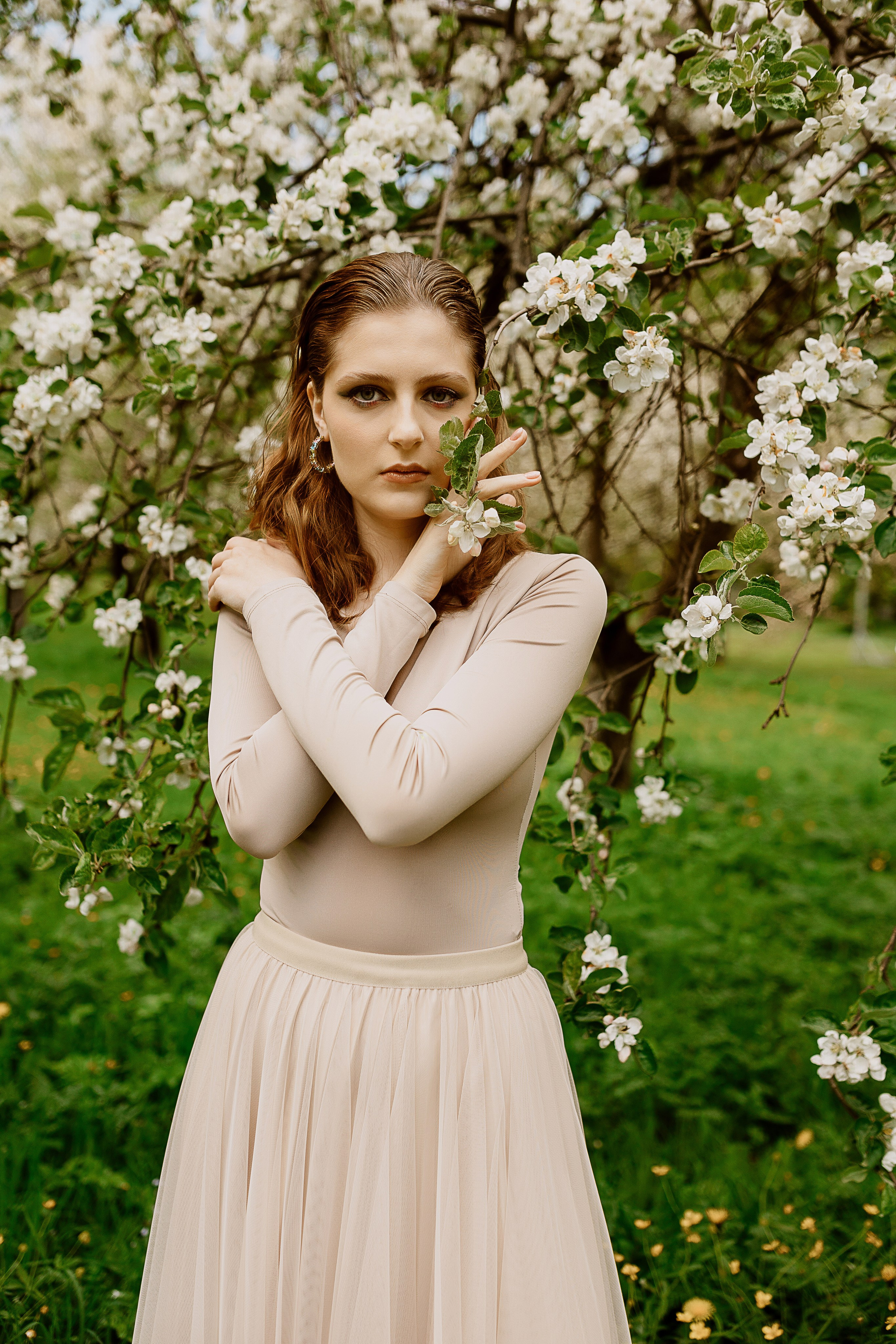 Женская фотосессия в цветущем саду. Семейный и женский фотограф в Москве Надежда Воробьева
