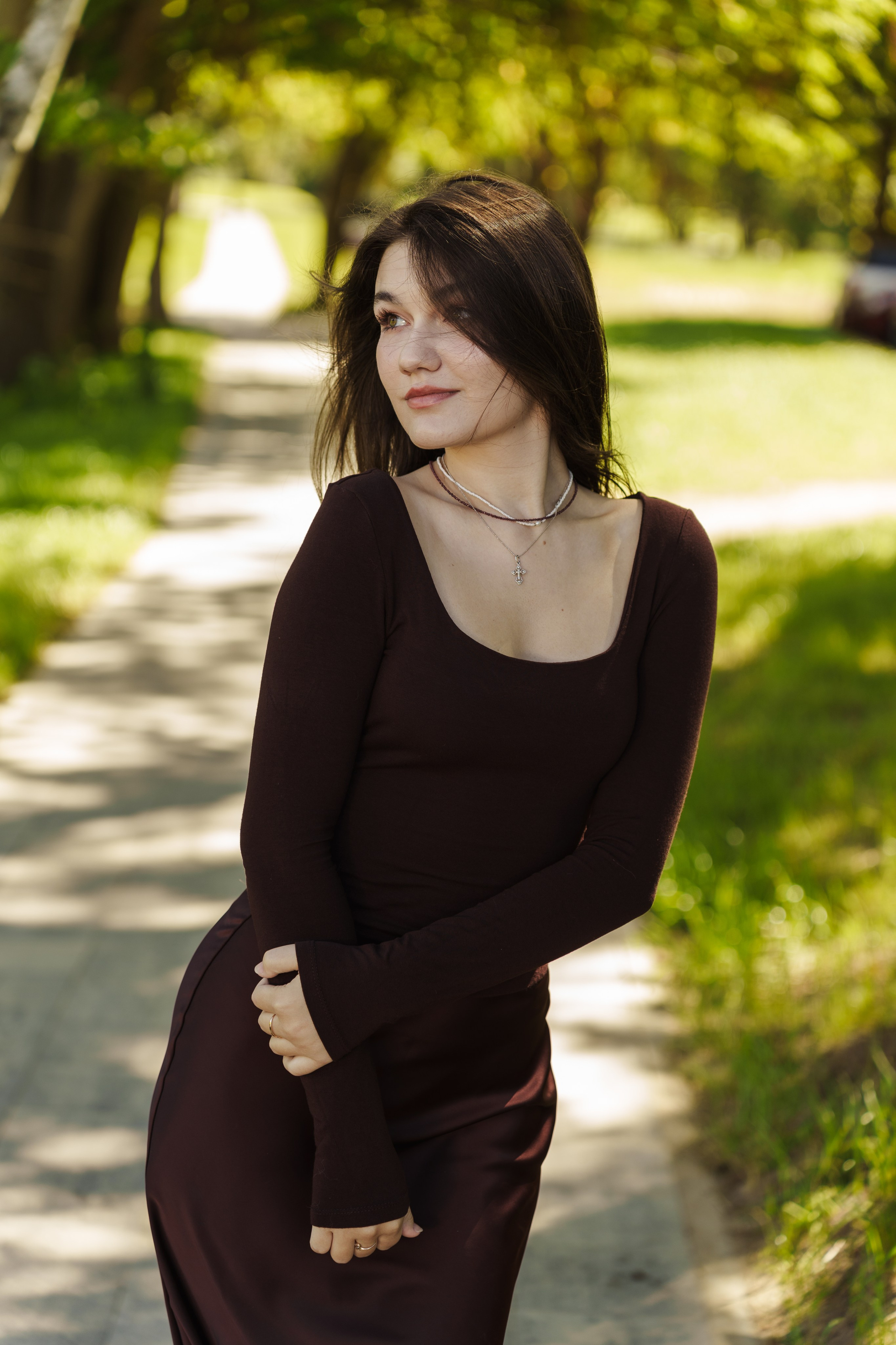 Студийная фотосессия с цветным фоном, крупный план, акцент на глаза и макияж.