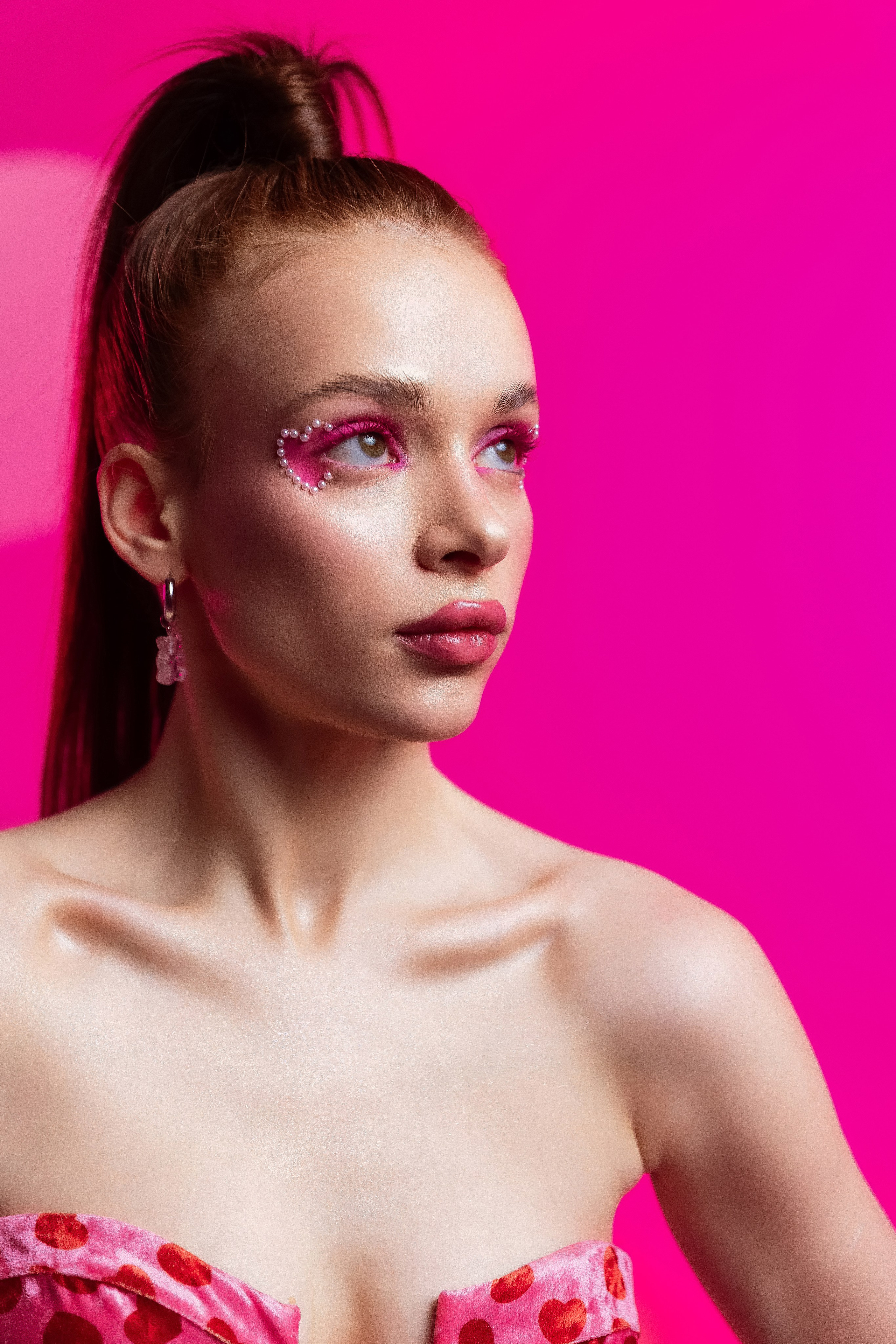 идея фотосессия на 14 февраля, день всех влюблённых, цветной свет, маски габо, 14 февраля, ростовой медведь