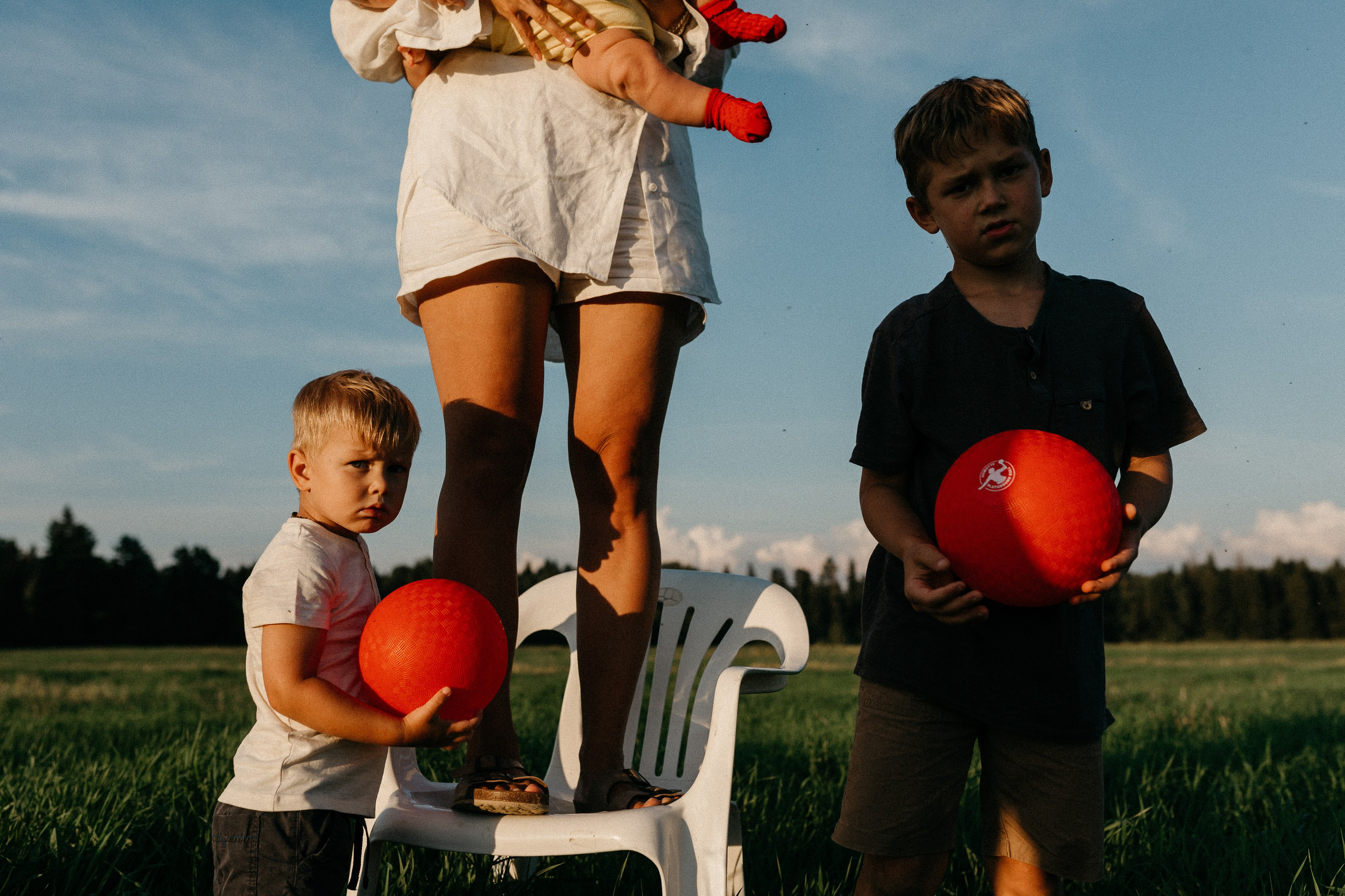 Фотосессия с красными мячами. Семейный фотограф Маша Тимофеева | Москва