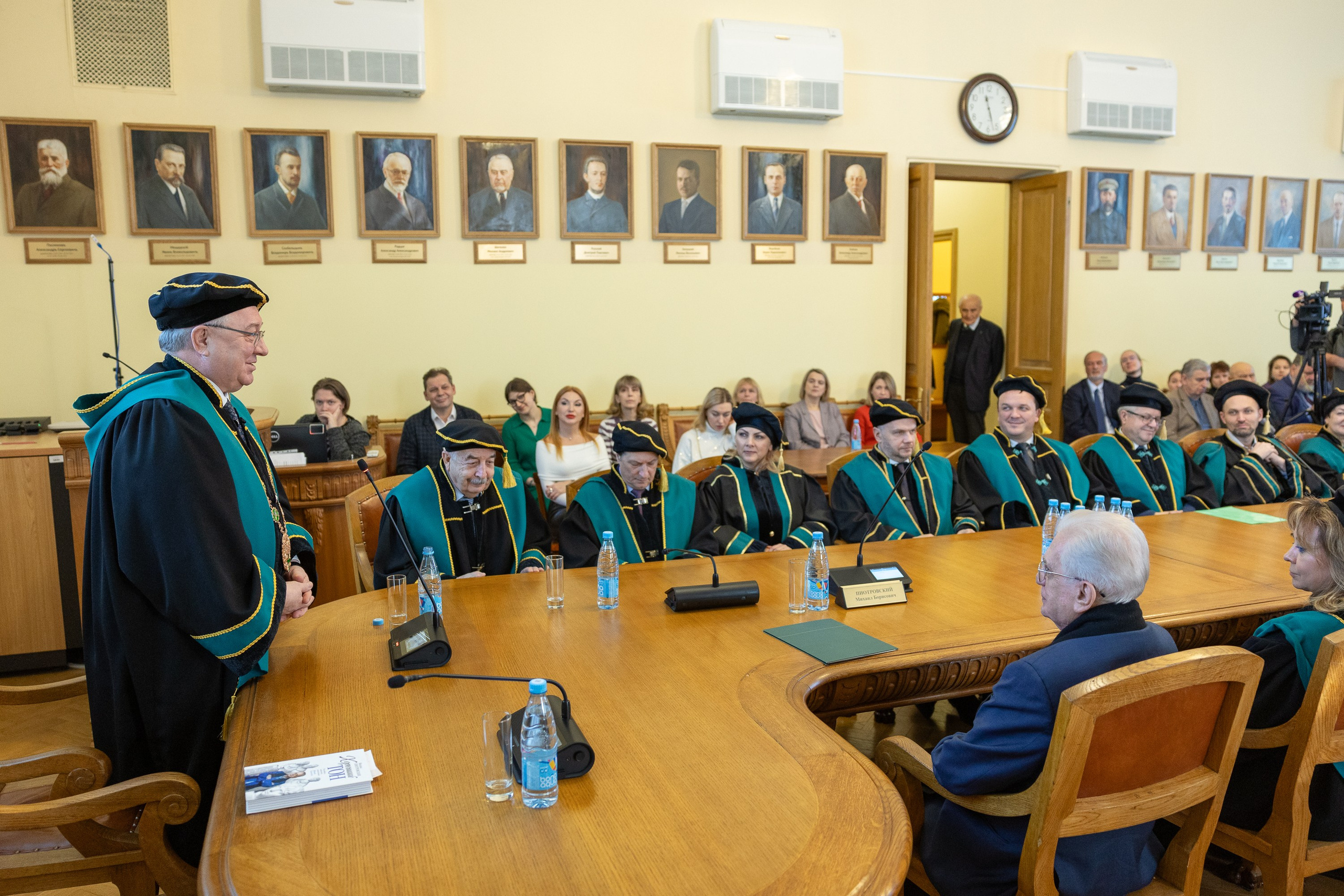 Вручения Мантия Почётного доктора директору Эрмитажа Михаилу Пиотровскому. Cup of Bib