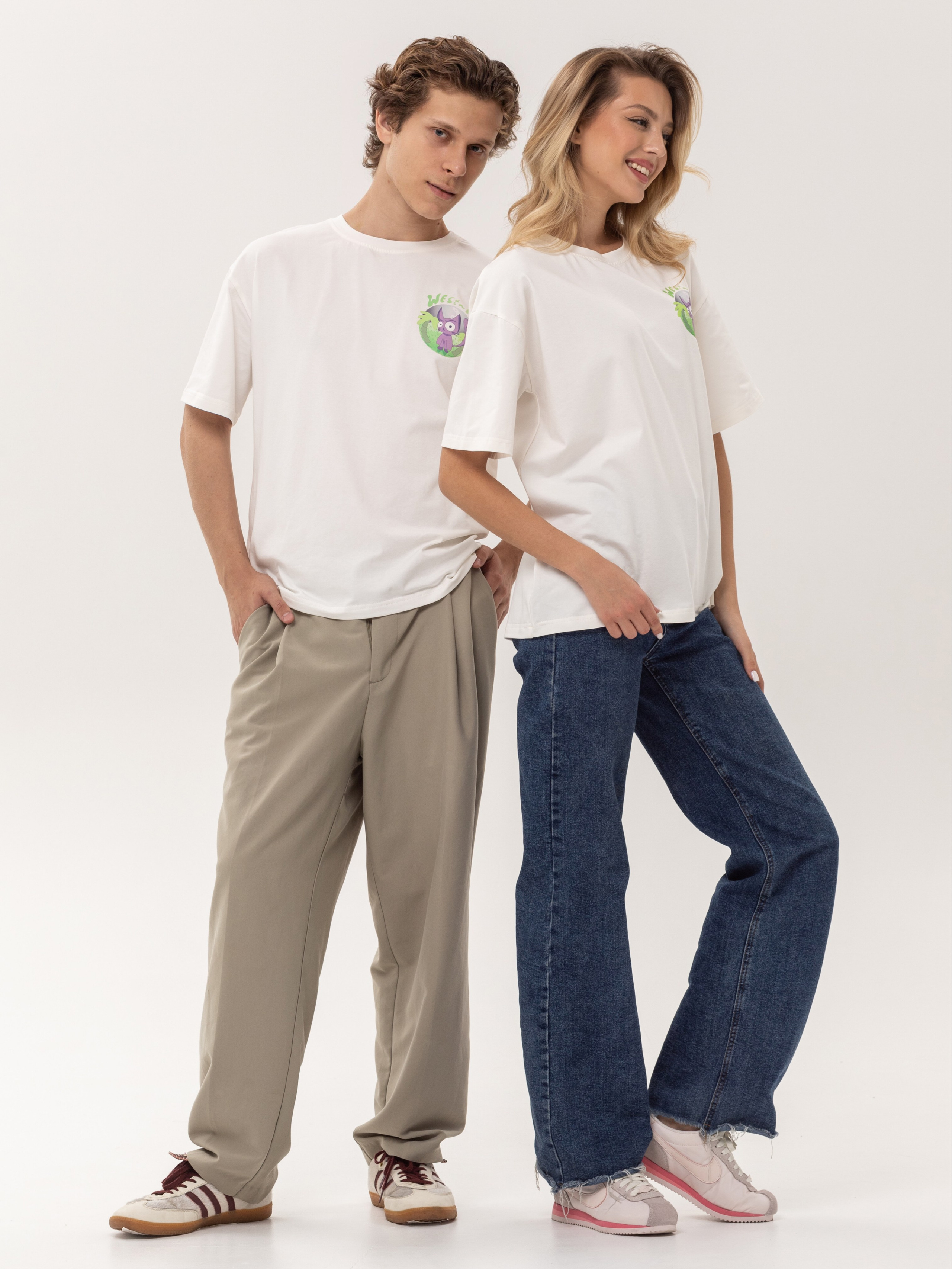 Модельная на циклораме (белый/серый фон). Съёмки для брендов и маркетплейсов