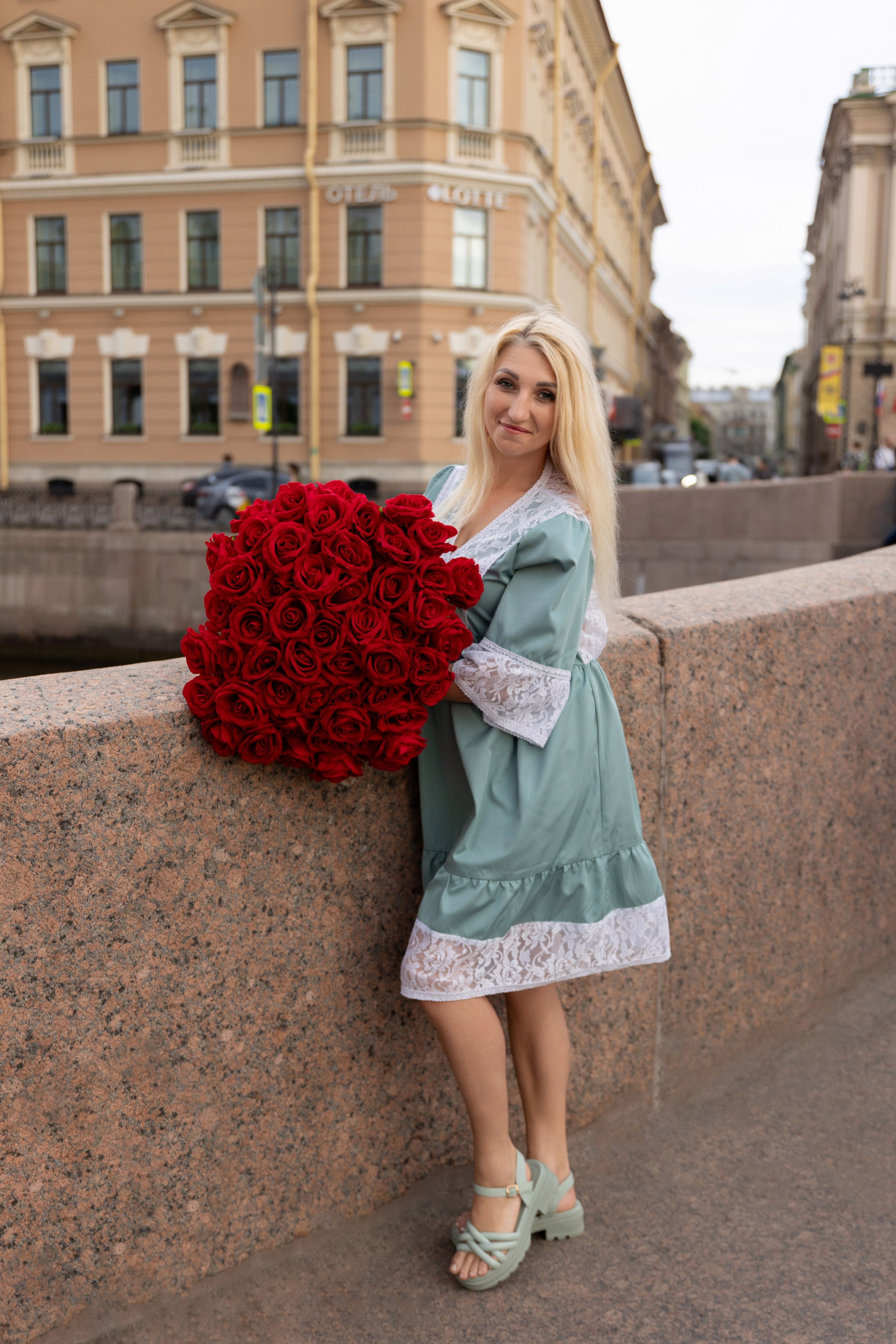 Фотопрогулка в центре с букетом красных роз. Семейный и свадебный фотограф в Санкт-Петербурге Татьяна Швыкова