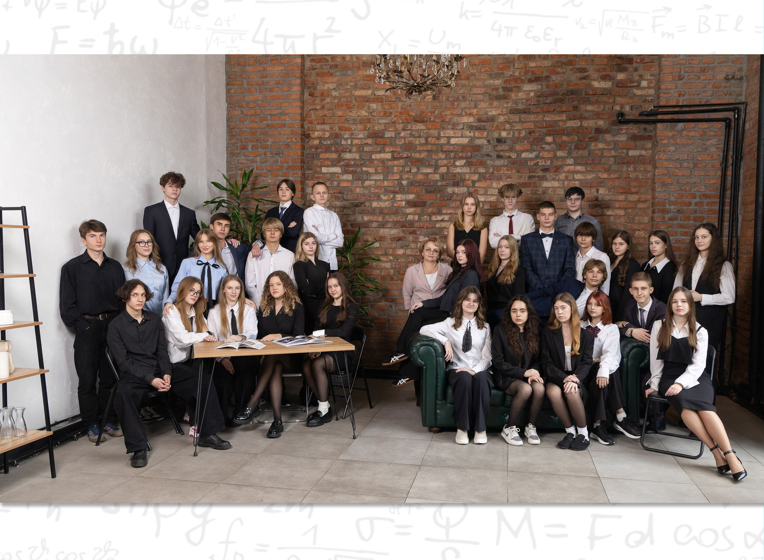 Общее фото выпускников 11 класса в фотостудии.