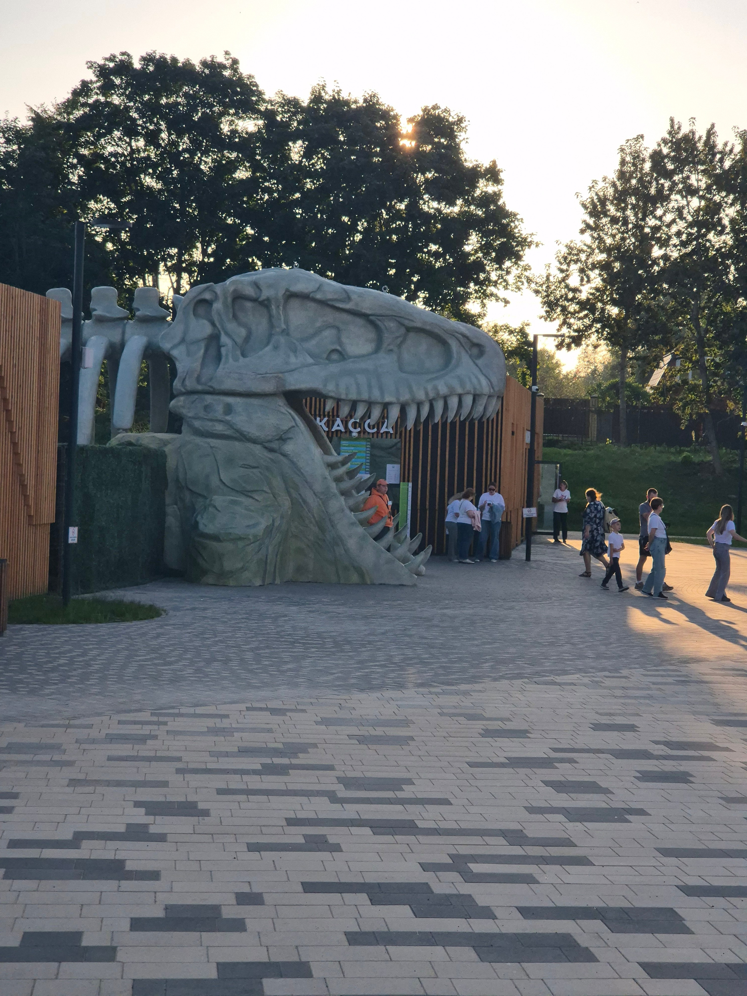 Вход - через пасть динозавра. Откуда выход - не покажу. Не  ходили в ту часть парка 