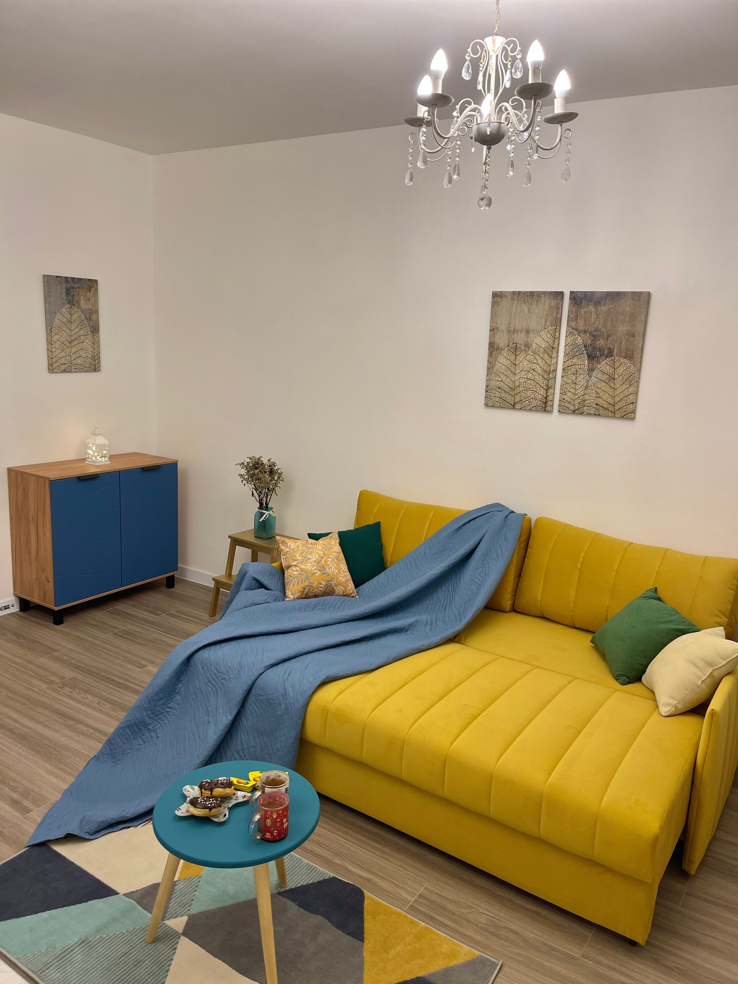 Кейс1: Получили ключи от новой квартиры и нужно было в короткие сроки обставить мебелью и декором для сдачи на долгий срок. Учли расположение квартиры и метраж. Определили портрет потенциального жильца и исходя из этого обставили квартиру. Чтобы выделяться на фоне других квартир, сделали акцент на яркие краски и смешение стилей. Сделали всё для комфортного проживания. и продумали каждую мелочь. В результате квартира очень быстро сдалась. На всё ушло до 250 тыс. руб. за всю мебель, технику и декор.