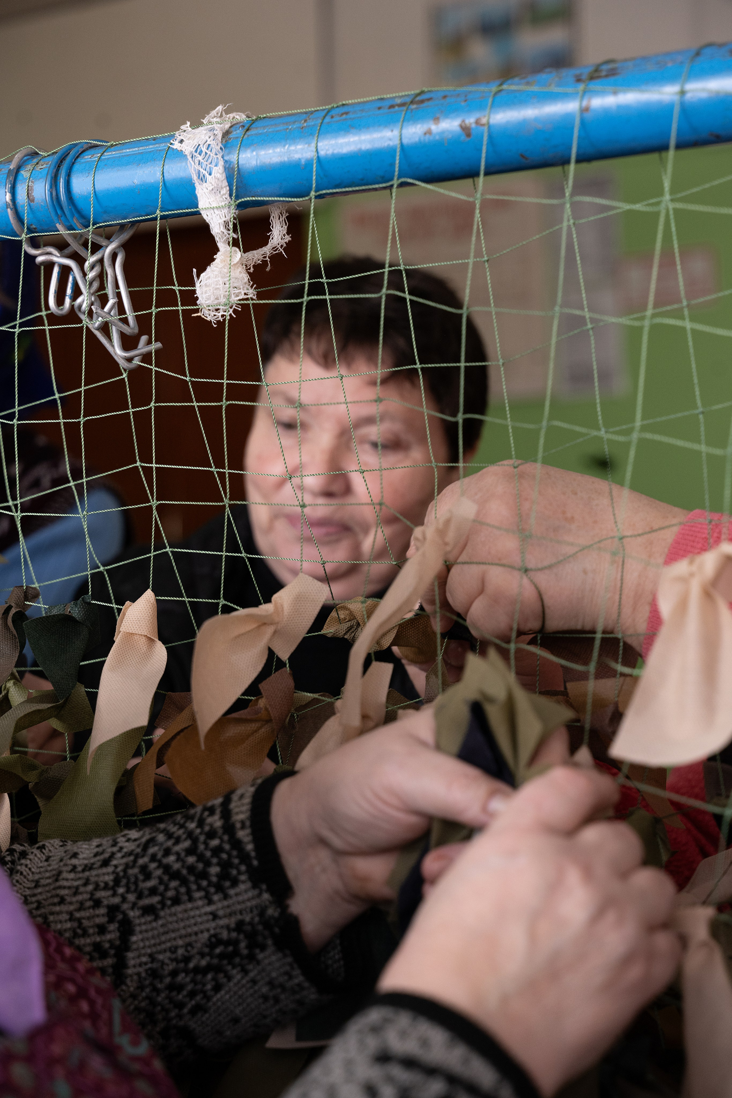 Современные труженницы тыла-женщины в плетут маскировочные сети. Главная