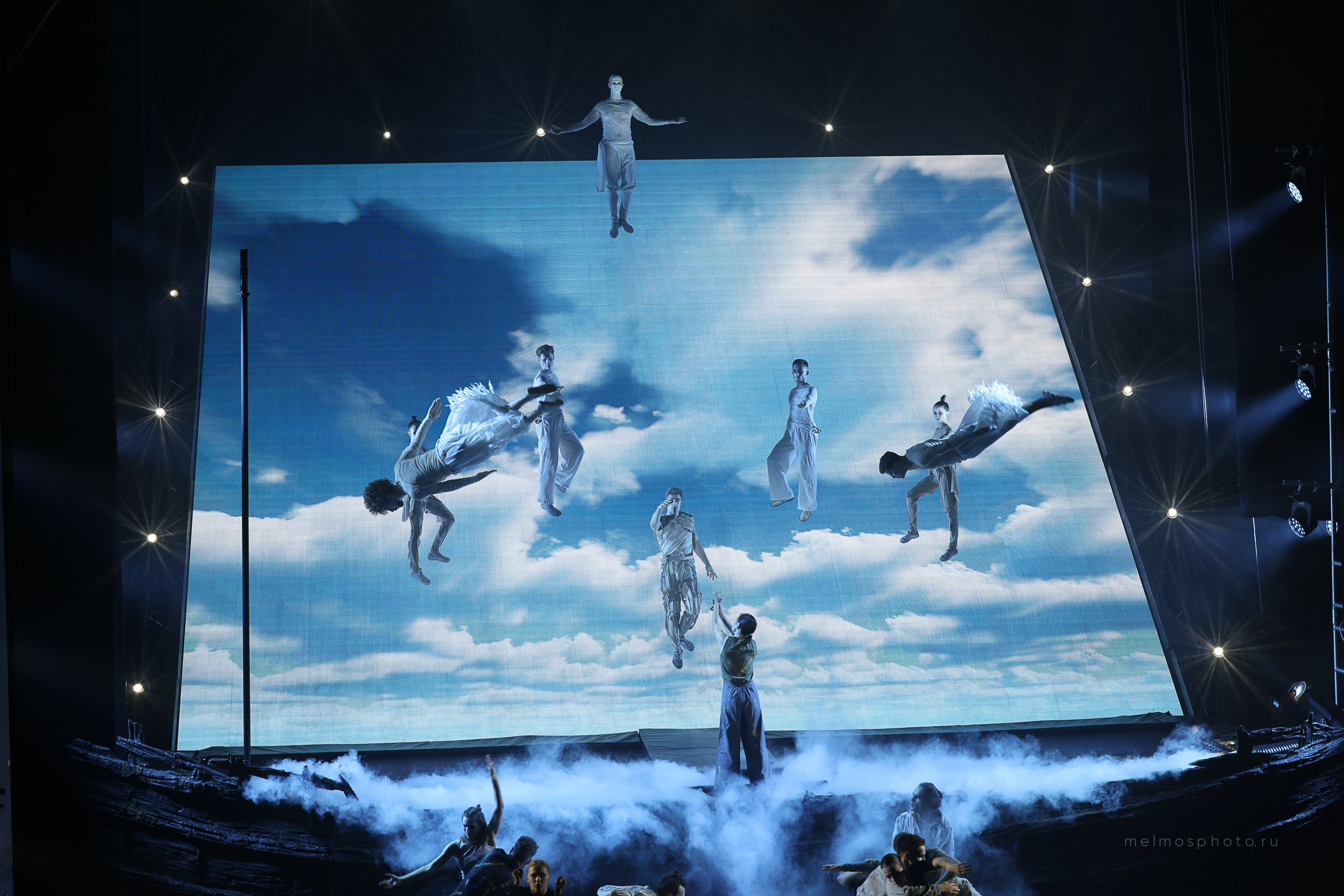 АНТИГРАВИТАЦИЯ. Репортажный, архитектурный, театральный и файн-арт фотограф Лена Мельникова в Москве