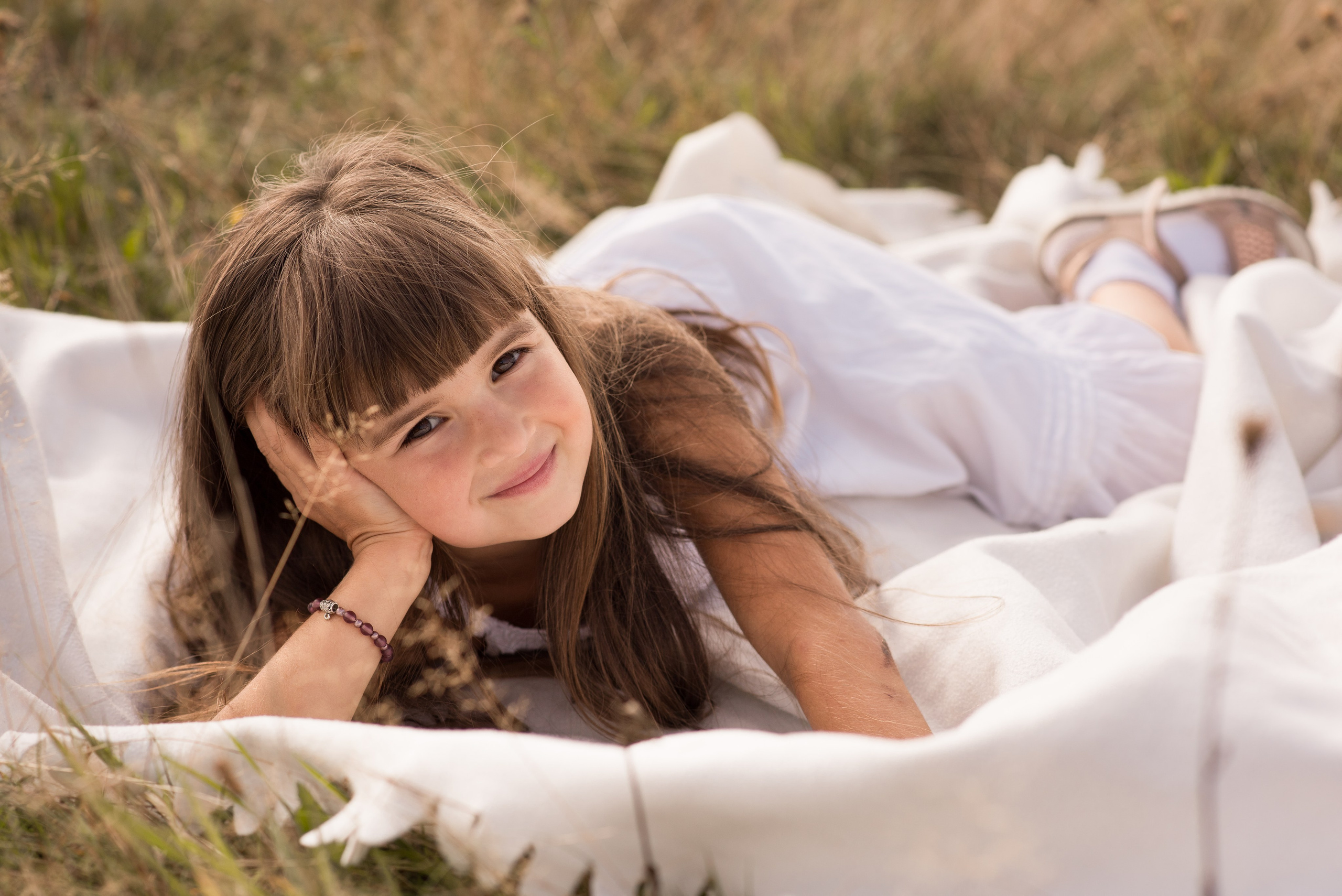 Entdecken Sie eine professionelle Familienfotoserie im Freien. Natürliche Posen, warme Farben und authentische Momente für moderne Familienfotografie.