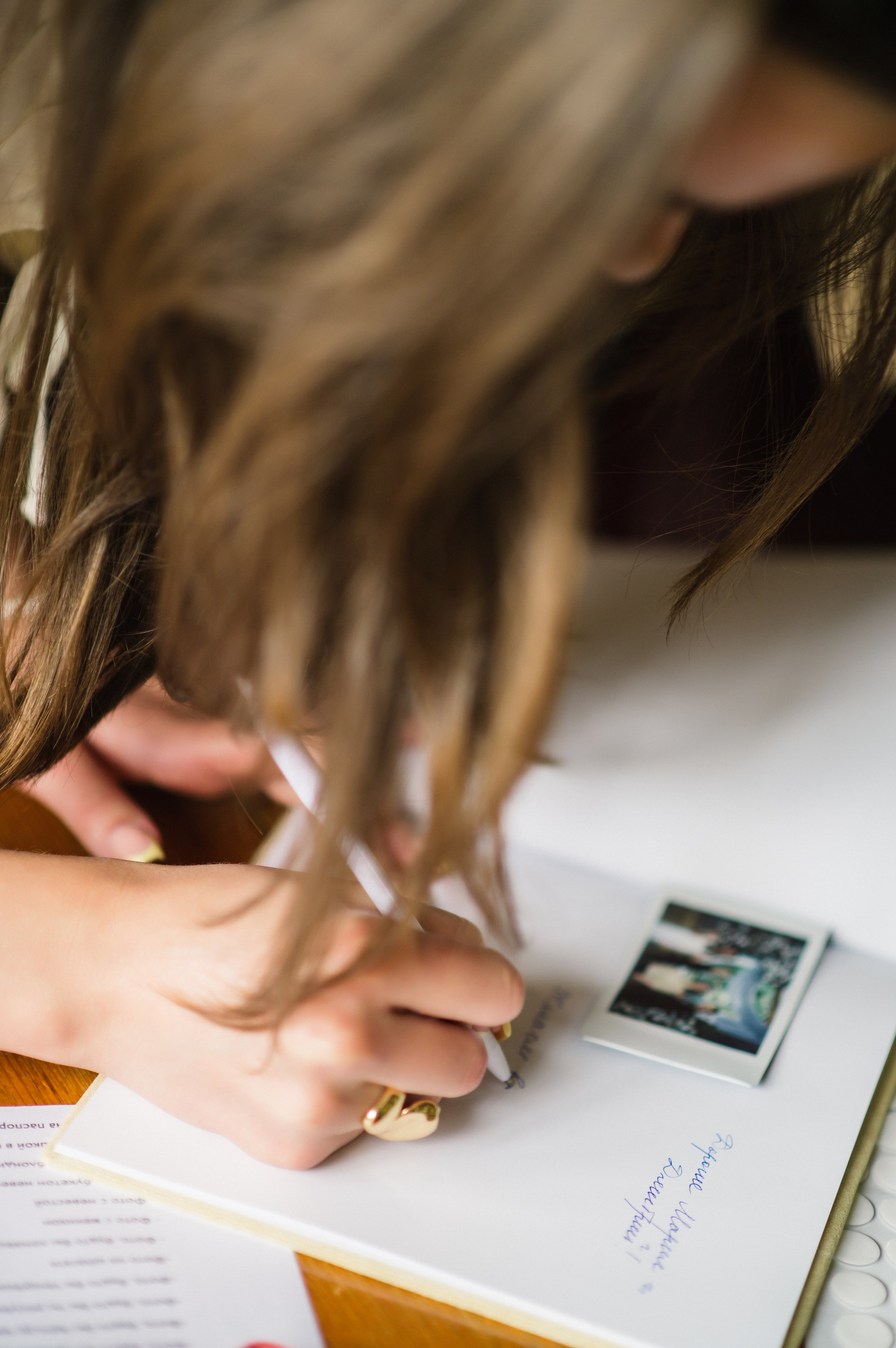 свадебный банкет оформление стола с цветамидекор свадебного зала свечи и композициипервый танец молодоженов в ресторанегости на свадьбе танцуют вечерняя атмосфера