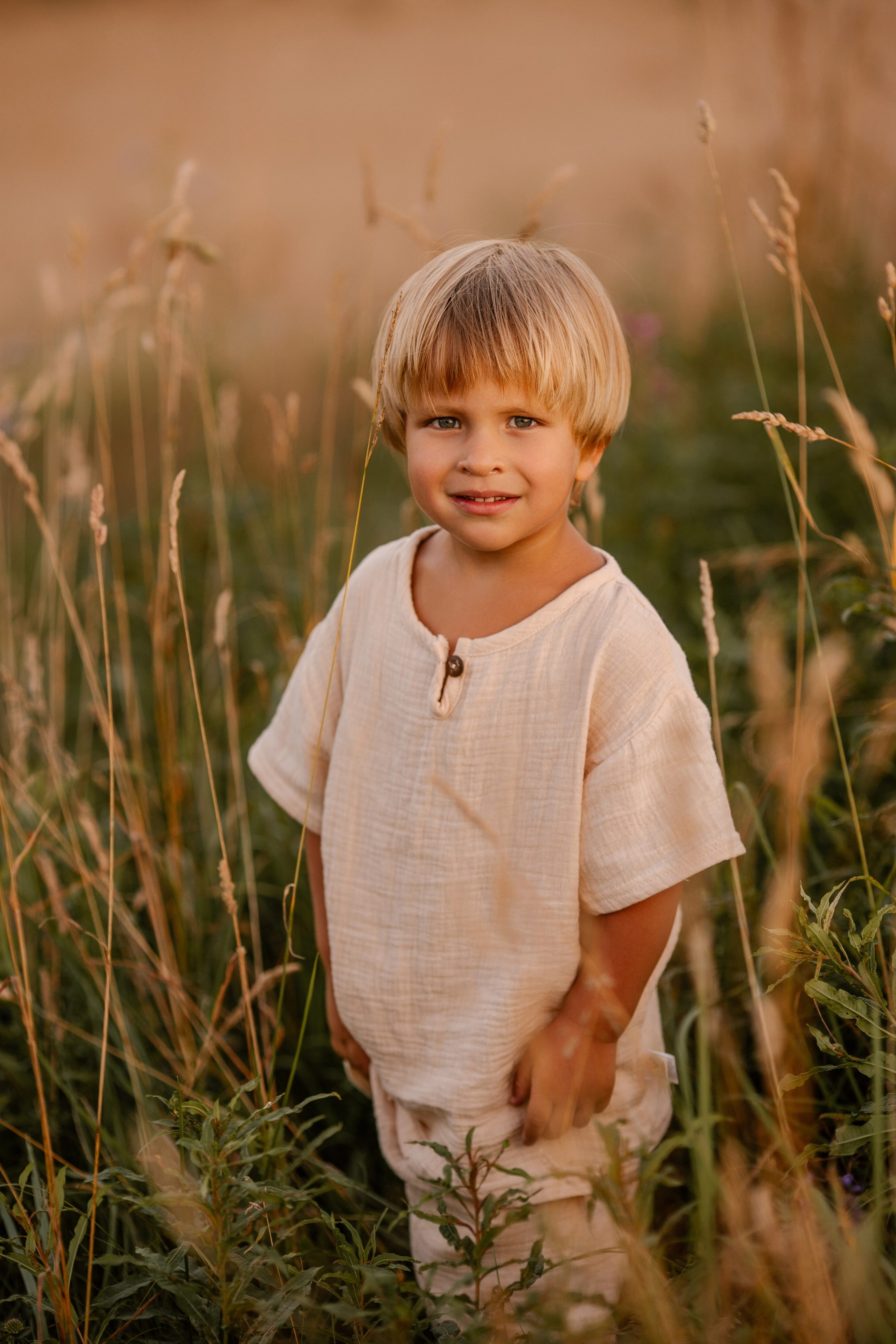 Фотосессия большой семьи в поле