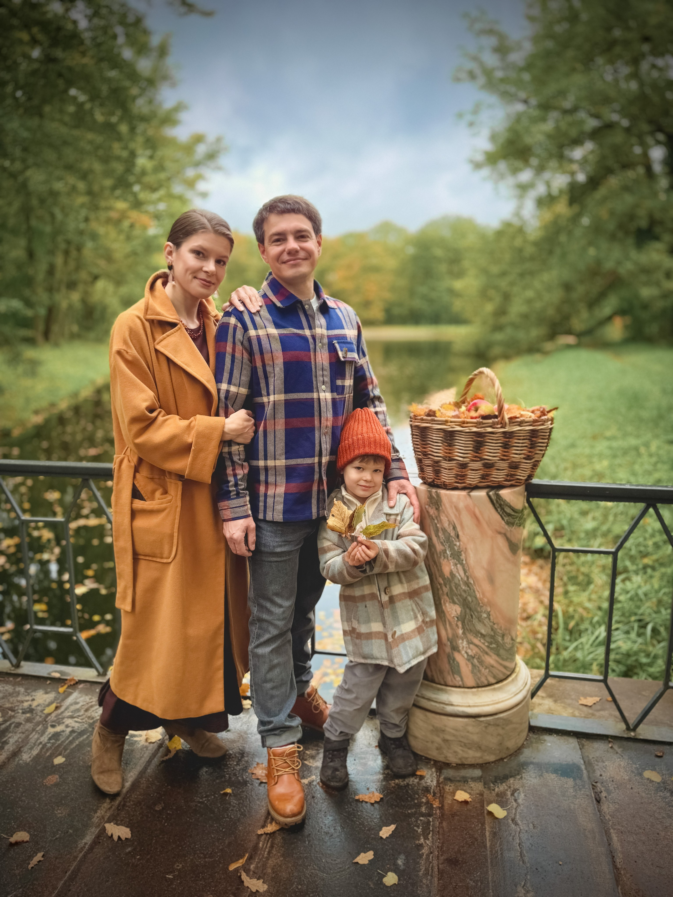 Детская фотосессия с родителями в парке в Пушкине.